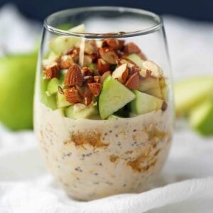 Apple Pie Overnight Oats. Healthy overnight oats with greek yogurt. No-sugar added all-natural overnight oats with apples, cinnamon, and almonds. www.modernhoney.com #overnightoats