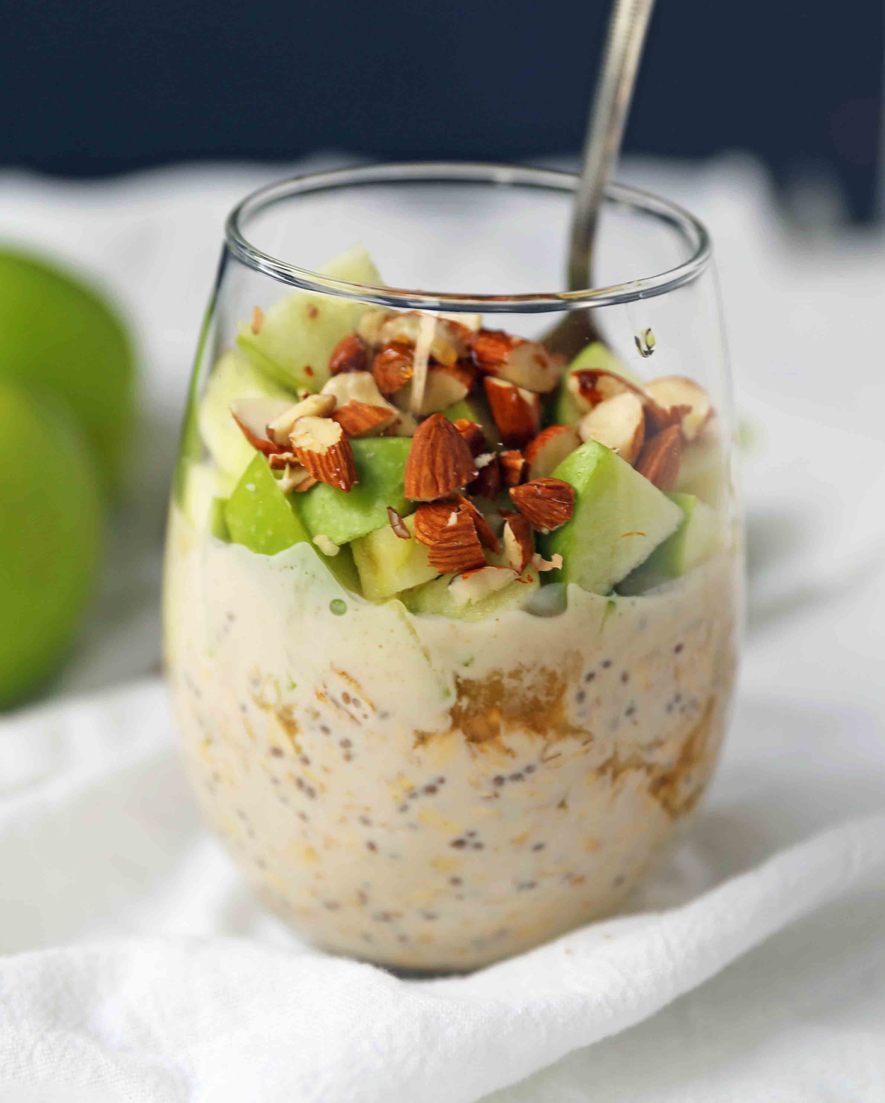 Apple Pie Overnight Oats. Healthy no-sugar-added breakfast. Overnight Oats with Greek Yogurt, Crisp Green Apples, Crunchy Almonds, Cinnamon, and Real Maple Syrup. www.modernhoney.com #overnightoats #applepieovernightoats #appleovernightoats