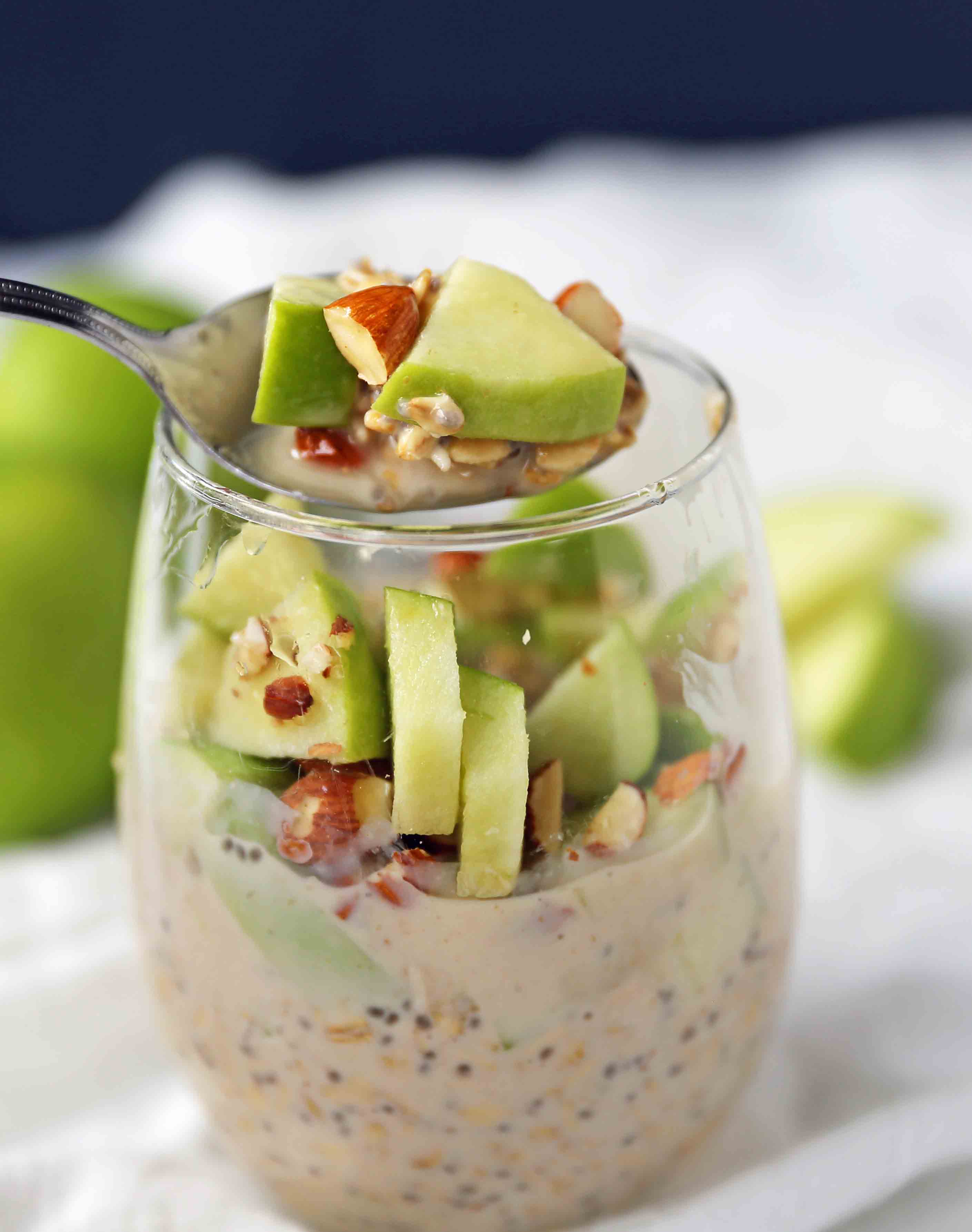 Apple Pie Overnight Oats. Healthy no-sugar-added breakfast. Overnight Oats with Greek Yogurt, Crisp Green Apples, Crunchy Almonds, Cinnamon, and Real Maple Syrup. www.modernhoney.com #overnightoats #applepieovernightoats #appleovernightoats