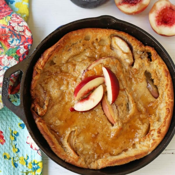 Brown Sugar Peach Dutch Baby Recipe. Sweet Peach and Browned Butter Dutch Baby Pancake. How to make a Peach Dutch Baby. www.modernhoney.com #dutchbaby #puffedpancake #peachpancake #peachdutchbaby