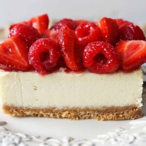 The BEST Creamy Cheesecake Bars. Homemade cheesecake squares with fresh berries. How to make the perfect cheesecake bars. #cheesecake #cheesecakebars #creamcheesedesserts