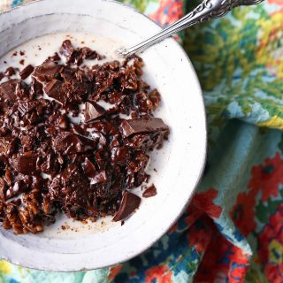 Decadent rich chocolate oatmeal bowls. Chocolate for breakfast! Chocolate oatmeal with coconut milk. Chocolate Coconut Oatmeal Bowls. www.modernhoney.com #chocolateoatmeal