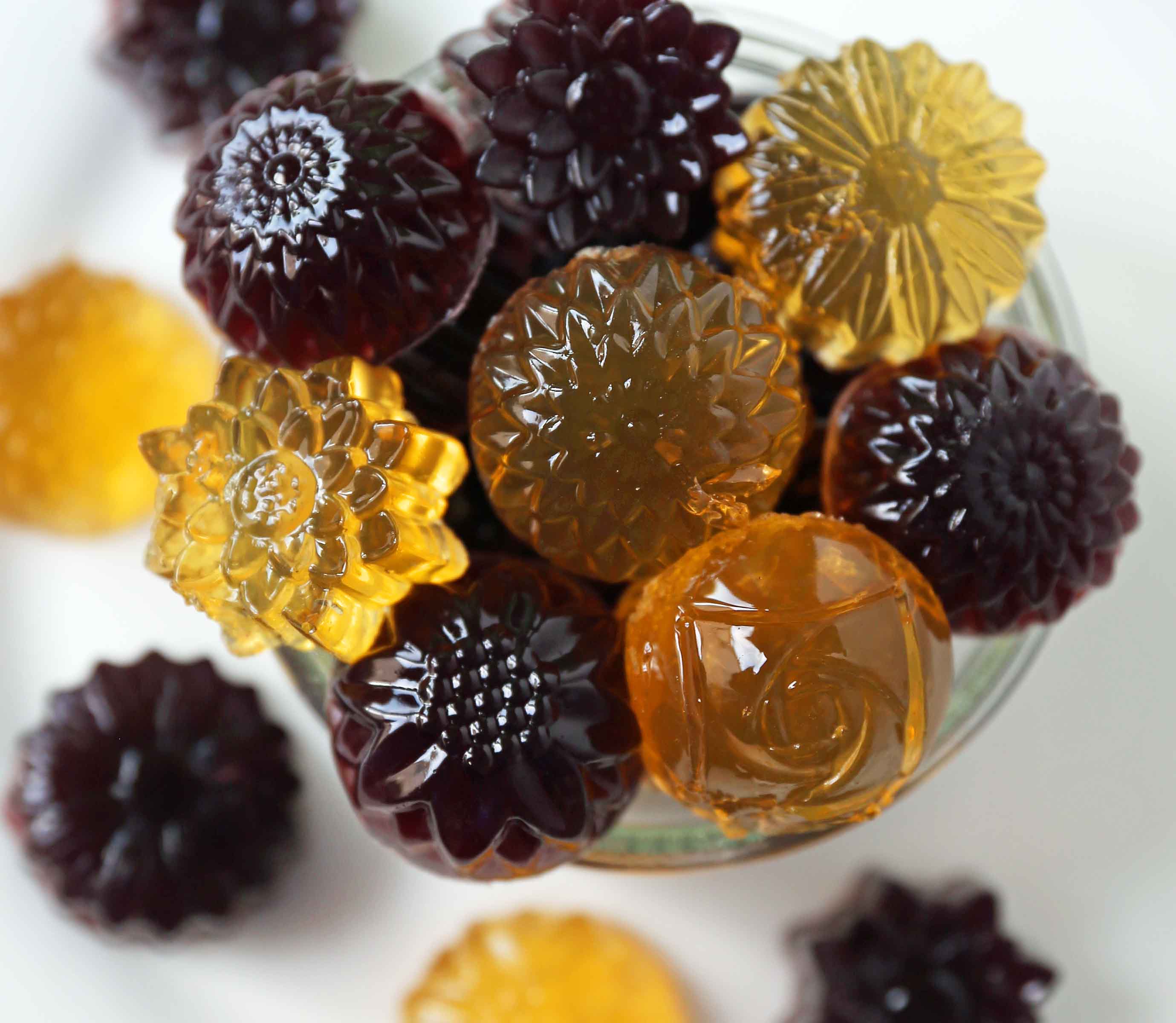 Homemade Gummy Fruit Snacks. Healthy 3-ingredient no-sugar-added gummies. www.modernhoney.com #gummies #fruitsnacks #homemadefruitsnacks #gummybears