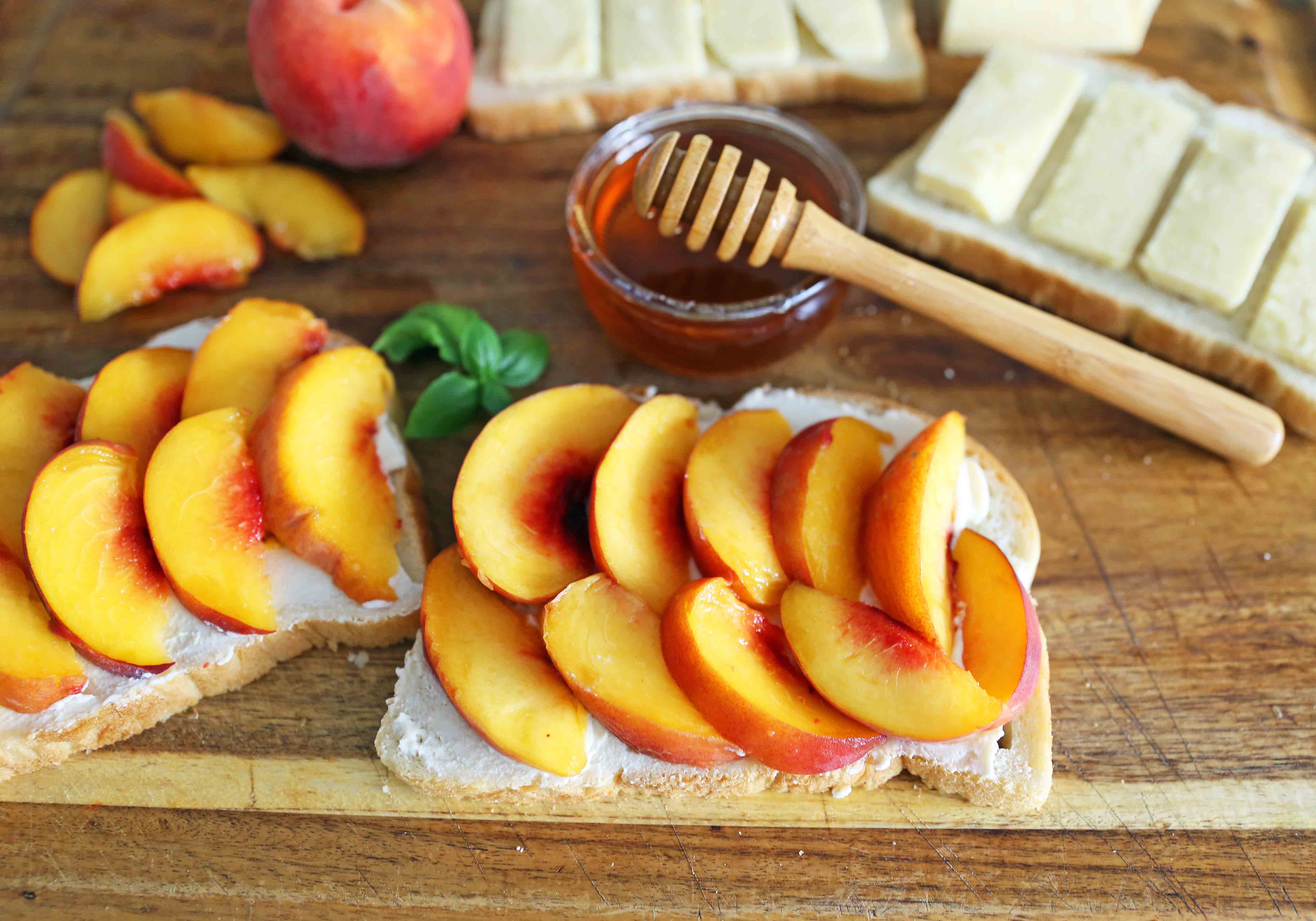 Honey Peach White Cheddar Grilled Cheese Sandwich. A summer grilled cheese sandwich with sweet juicy peaches, white cheddar cheese, a drizzle of honey on buttery toasted bread. www.modernhoney.com #peaches #grilledcheese #peachgrilledcheese 