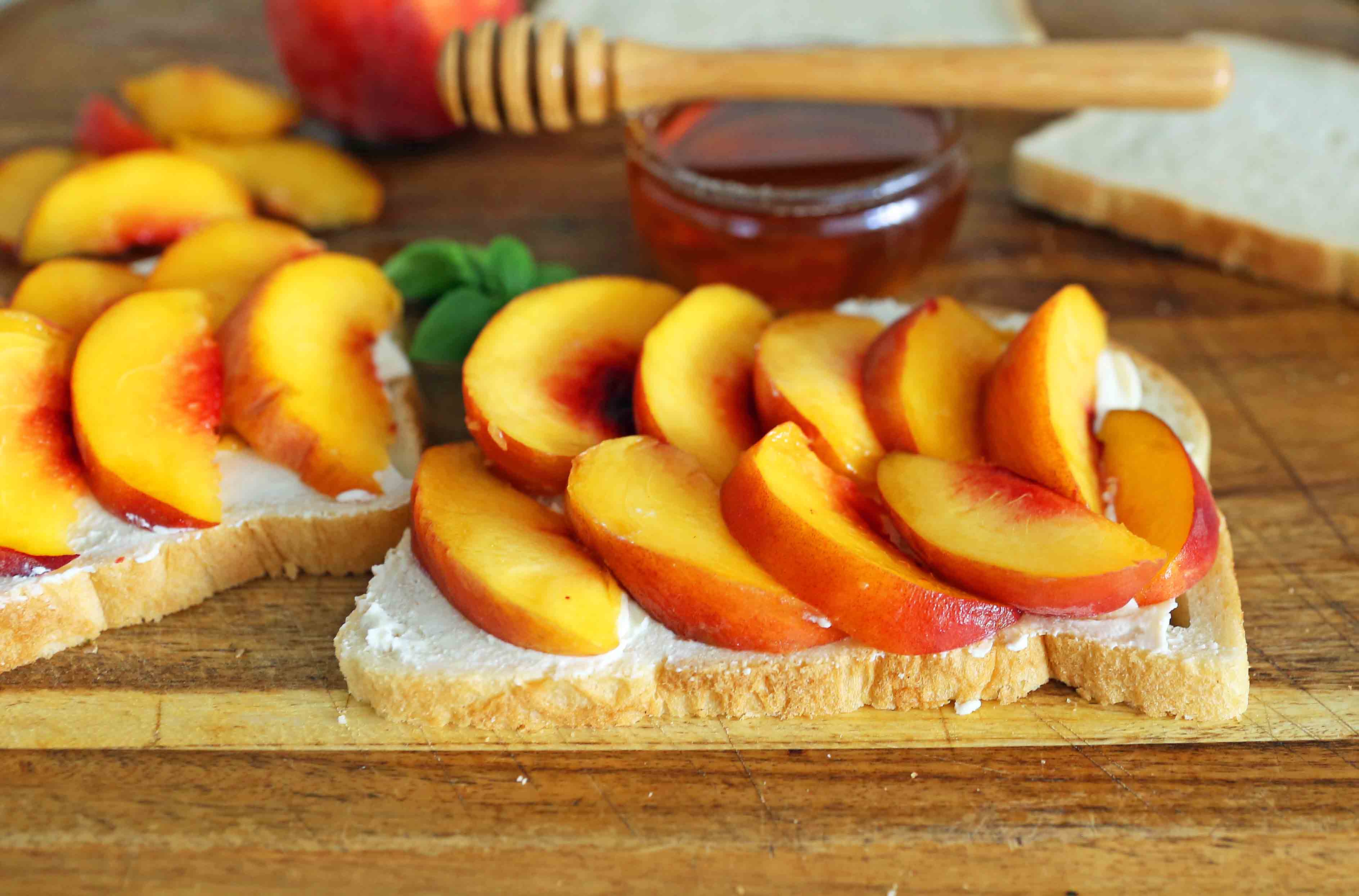 Honey Peach White Cheddar Grilled Cheese Sandwich. A summer grilled cheese sandwich with sweet juicy peaches, white cheddar cheese, a drizzle of honey on buttery toasted bread. www.modernhoney.com #peaches #grilledcheese #peachgrilledcheese 