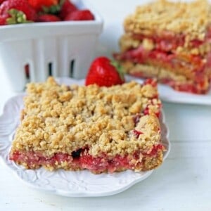 Strawberry Oat Crumble Bars Recipe. Homemade Strawberry Crumble Bars. The perfect Summer dessert bar using fresh strawberries. Strawberry Oatmeal Crumble Bars are made with a buttery oatmeal crust and a fresh strawberries and jam filling. www.modernhoney.com #strawberrybars @strawberryoatbars #strawberryoatmealbars #strawberryrecipes