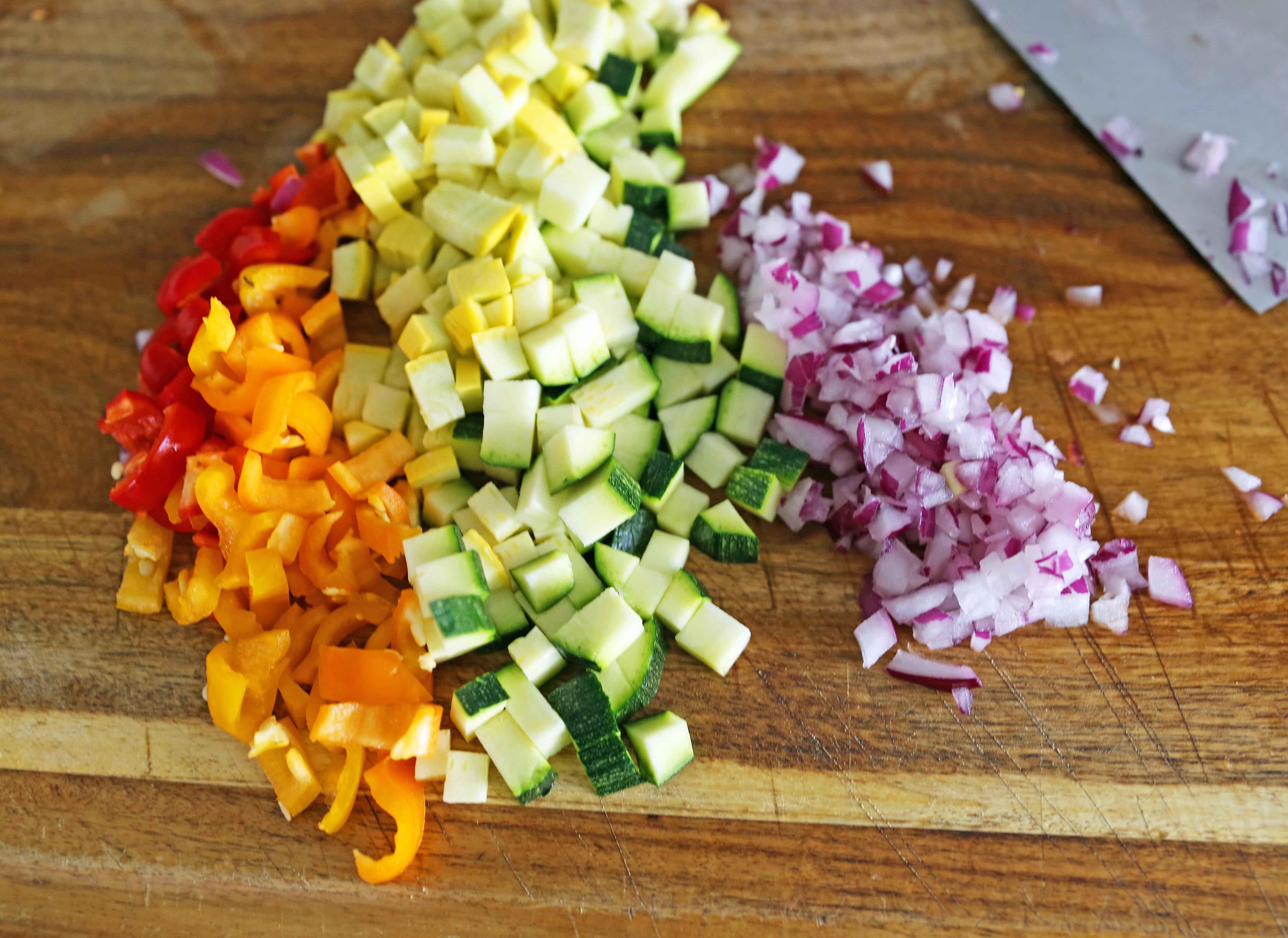 Les légumes pour la quesadilla aux légumes. Recette de la Quesadilla Veggie. Des légumes d'été avec du fromage fondu et gluant dans une tortilla dorée et beurrée. La meilleure recette de quesadilla végétarienne. www.modernhoney.com #veggiequesadilla #vegarian #vegetarianrecipe