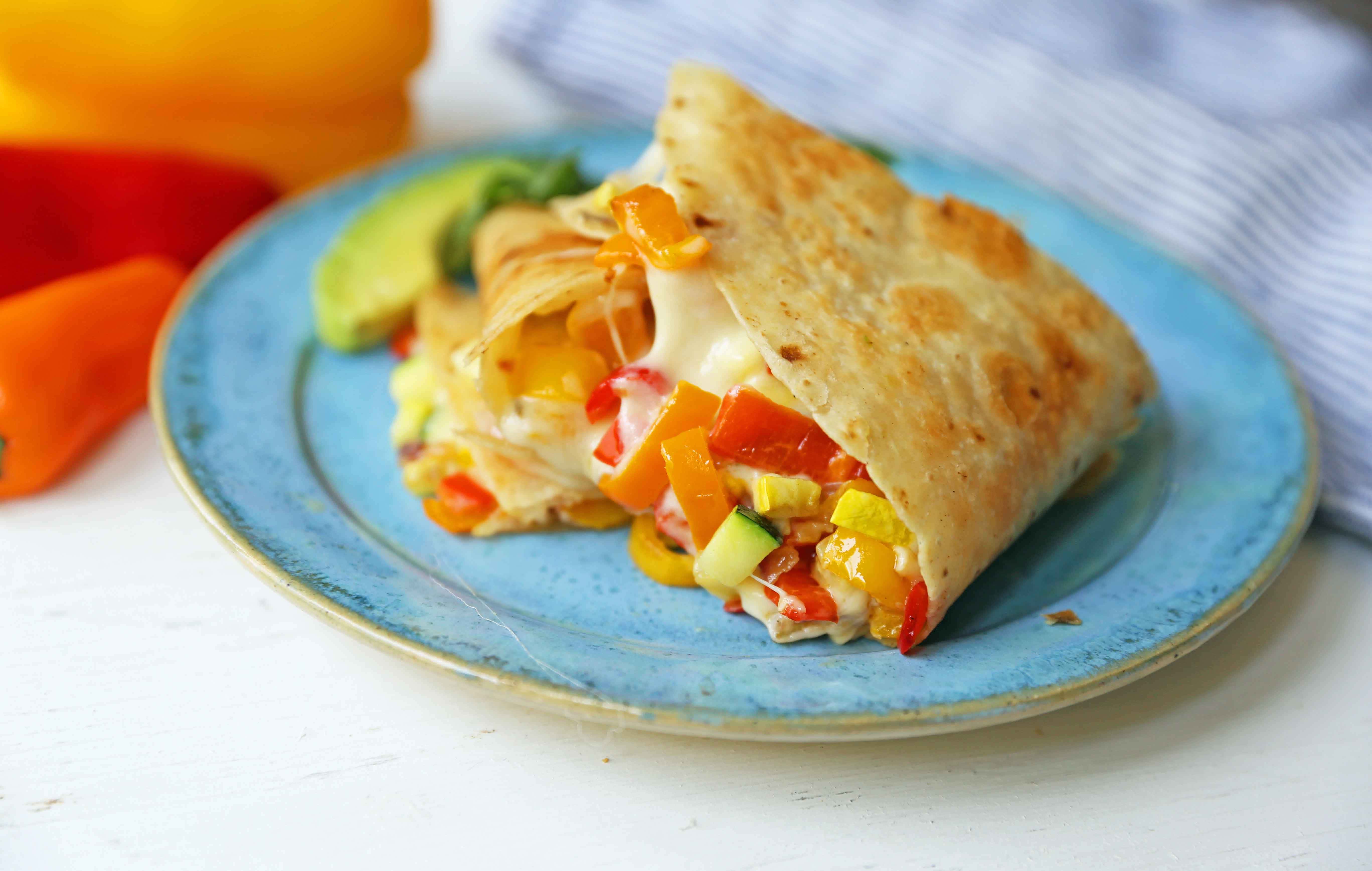 Veggie Quesadilla Recette. Des légumes d'été avec du fromage fondu et gluant dans une tortilla dorée et beurrée. La meilleure recette de quesadilla végétarienne. www.modernhoney.com #veggiequesadilla #vegetarian #vegetarianrecipe