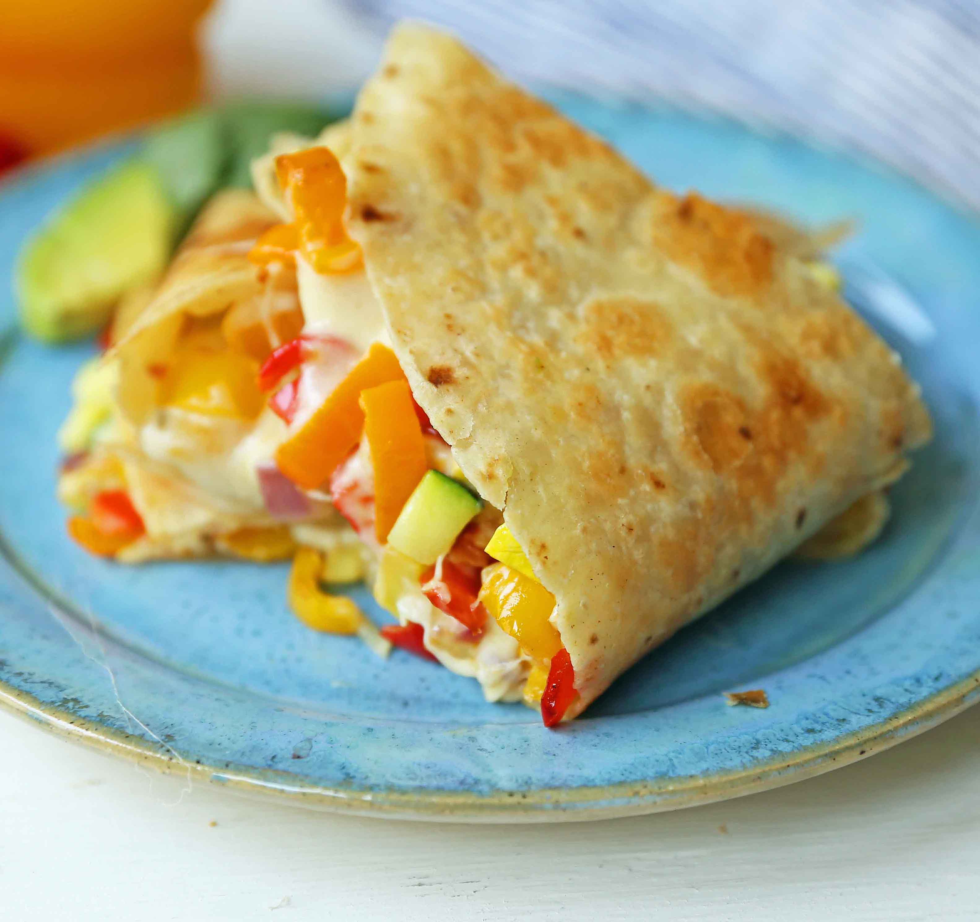 Veggie Quesadilla recept. Nyári zöldségek ooey gooey olvasztott sajttal egy vajas, aranyszínű tortillában. A legjobb veggie quesadilla recept. www.modernhoney.com #veggiequesadilla #vegetáriánus #vegetarianrecipe