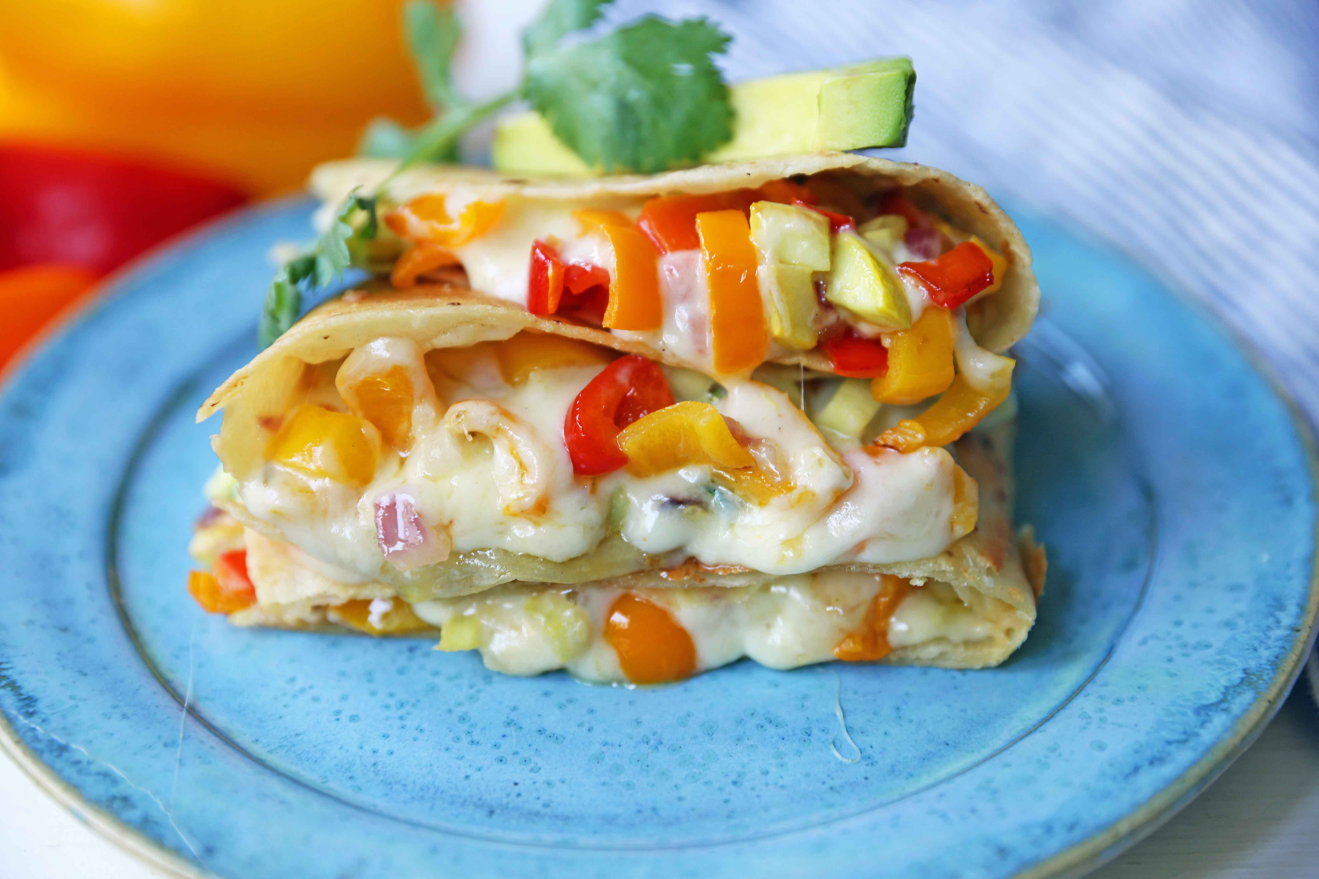 Rețetă Quesadilla vegetariană. Legume de vară cu brânză topită ooey gooey într-o tortilla aurie cu unt. Cea mai bună rețetă de quesadilla vegetariană. www.modernhoney.com #veggiequesadilla #vegetarian #vegetarianrecipe