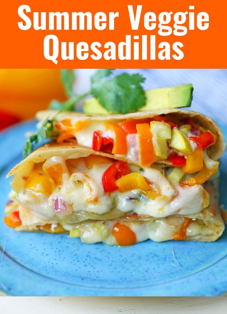 Receta de Quesadilla de Vegetales. Vegetales de verano con queso derretido en una tortilla dorada. La mejor receta de quesadilla vegetal. www.modernhoney.com #veggiequesadilla #vegetarian #vegetarianrecipe