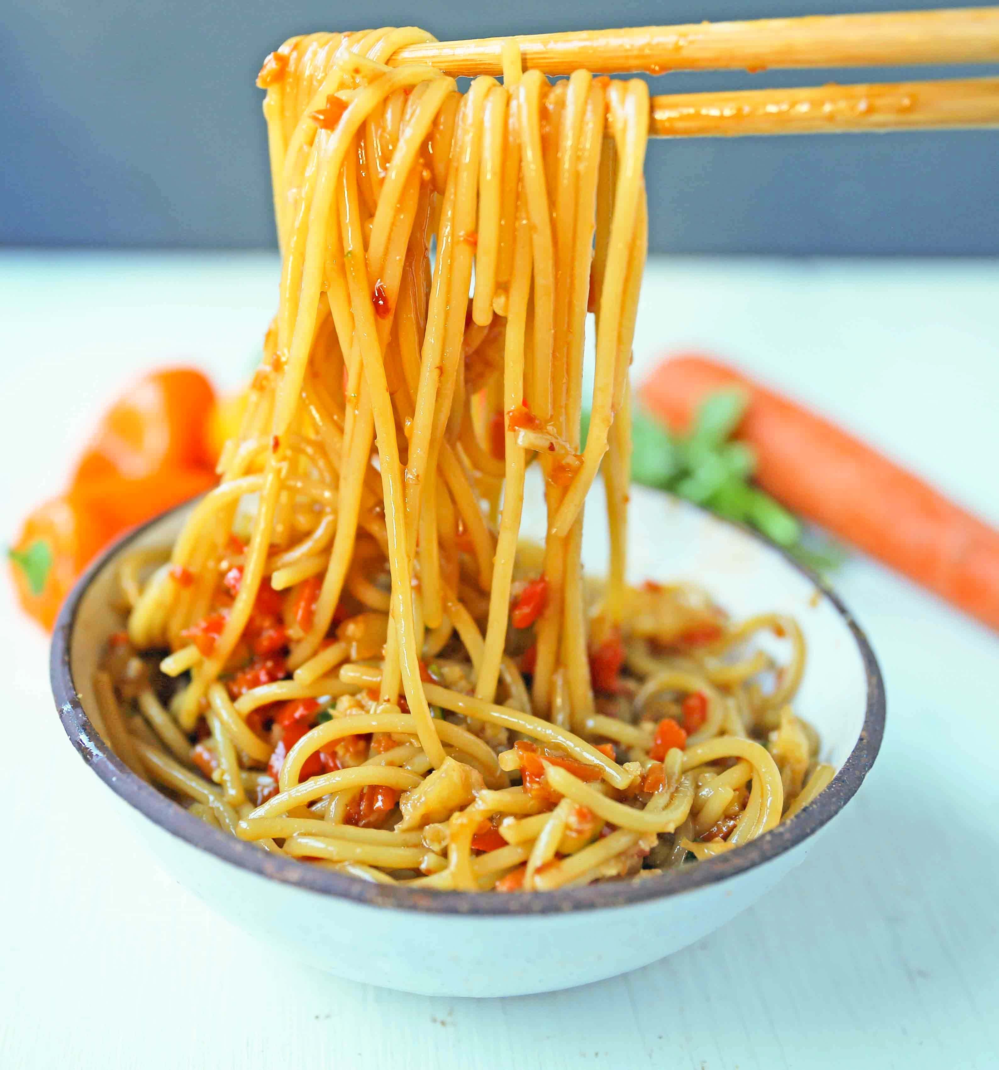 Asian Vegetable Stir-Fry Noodles. Healthy fresh vegetables in a homemade stir-fry sauce tossed with noodles. A quick and easy family dinner. 20-minute Asian Garlic Noodles Recipe. www.modernhoney.com #asiannoodles #garlicnoodles #stirfry #veggiestirfry #asianfood 