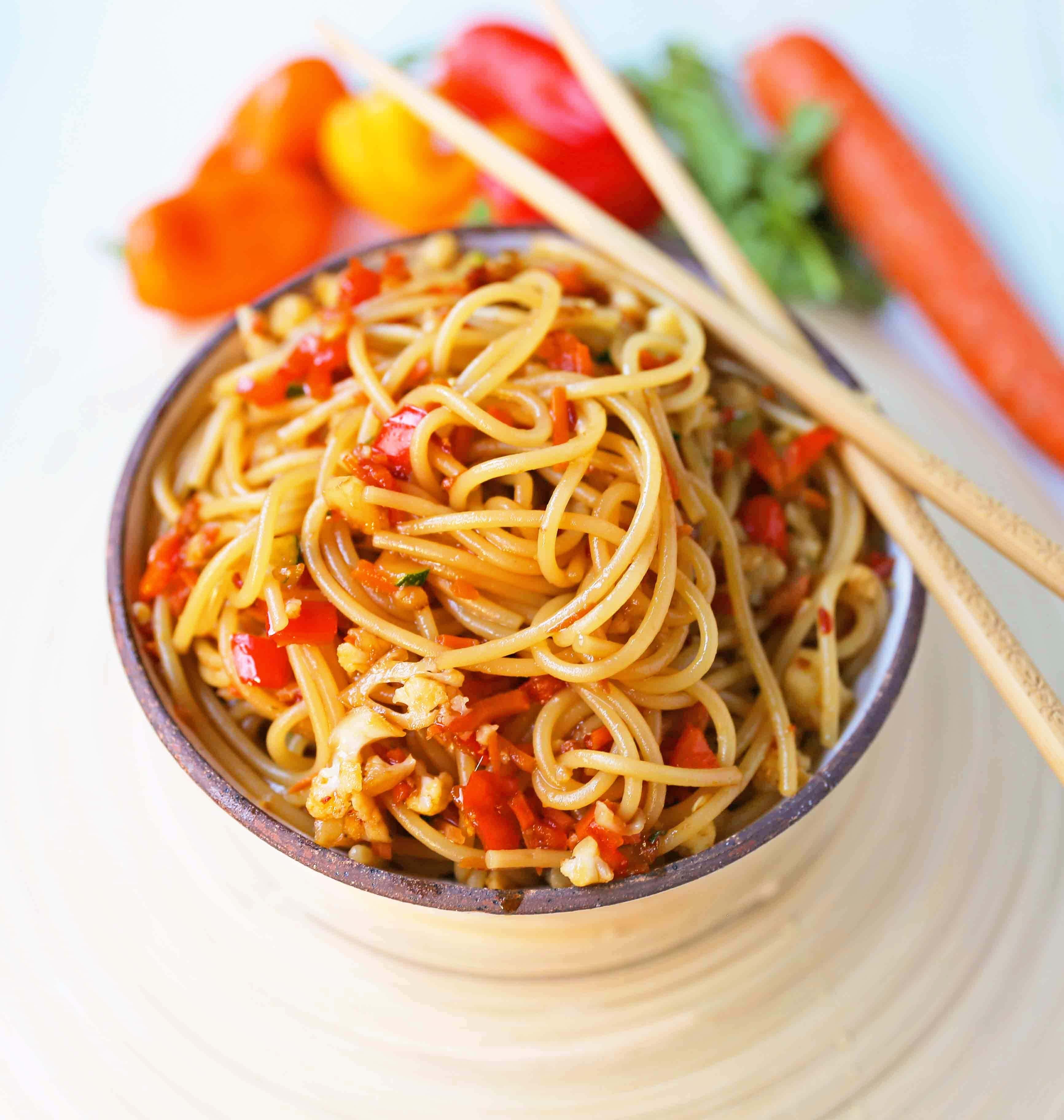 Asian Vegetable Stir-Fry Noodles. Healthy fresh vegetables in a homemade stir-fry sauce tossed with noodles. A quick and easy family dinner. 20-minute Asian Garlic Noodles Recipe. www.modernhoney.com #asiannoodles #garlicnoodles #stirfry #veggiestirfry #asianfood 