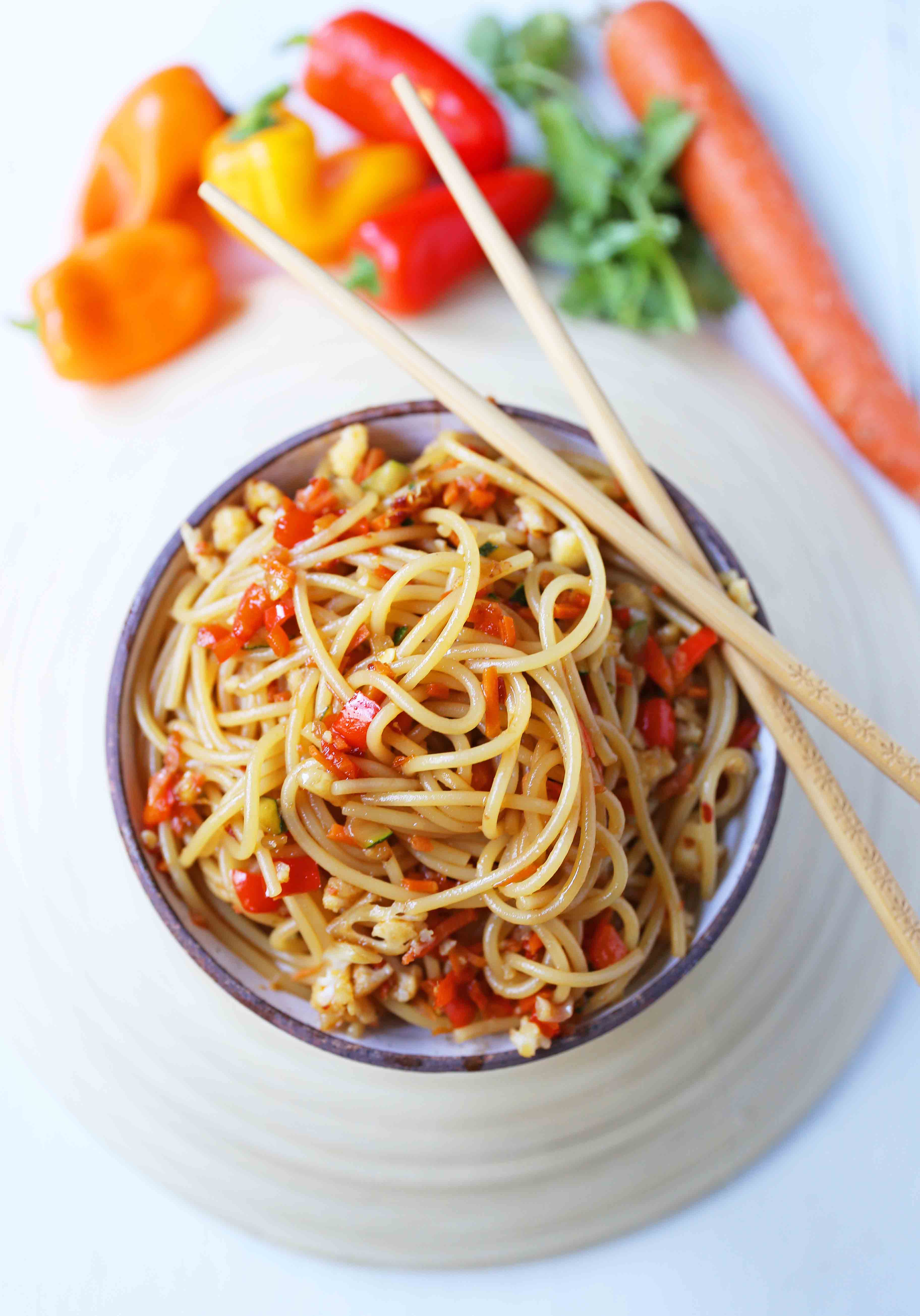 Asian Vegetable Stir-Fry Noodles. Healthy fresh vegetables in a homemade stir-fry sauce tossed with noodles. A quick and easy family dinner. 20-minute Asian Garlic Noodles Recipe. www.modernhoney.com #asiannoodles #garlicnoodles #stirfry #veggiestirfry #asianfood 