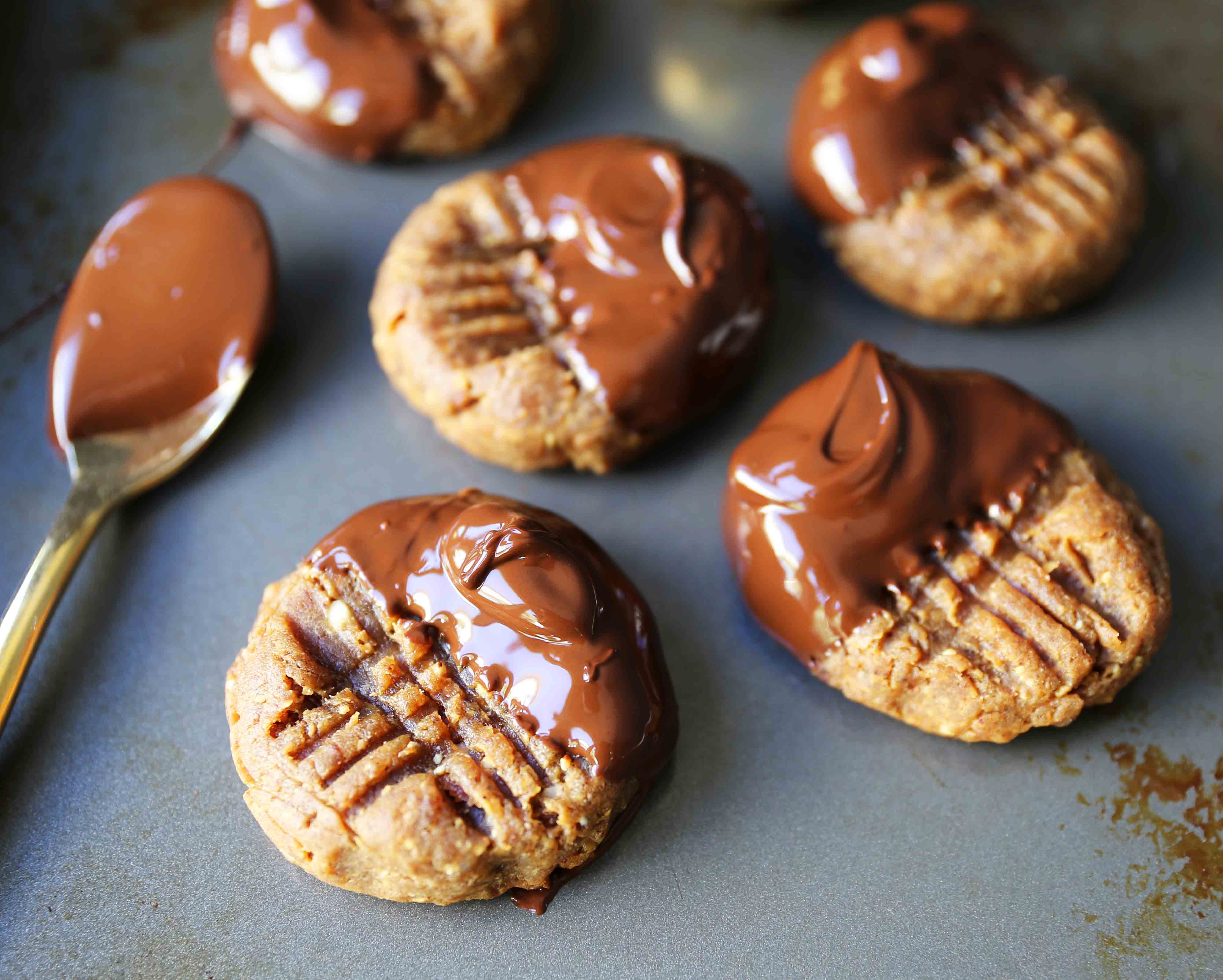 Flourless Chocolate Dipped Peanut Butter Cookies. Healthy peanut butter cookies dipped in dark chocolate. All-natural peanut butter cookies with only 5 ingredients! Flourless, butterless, peanut butter dark chocolate cookies. www.modernhoney.com #healthycookies #chocolatepeanutbutter #peanutbuttercookies #datecookies #peanutbutterdatecookies #chocolatepeanutbutter #cookierecipes