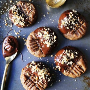 Flourless Chocolate Dipped Peanut Butter Cookies. Healthy peanut butter cookies dipped in dark chocolate. All-natural peanut butter cookies with only 5 ingredients! Flourless, butterless, peanut butter dark chocolate cookies. www.modernhoney.com #healthycookies #chocolatepeanutbutter #peanutbuttercookies #datecookies #peanutbutterdatecookies #chocolatepeanutbutter #cookierecipes