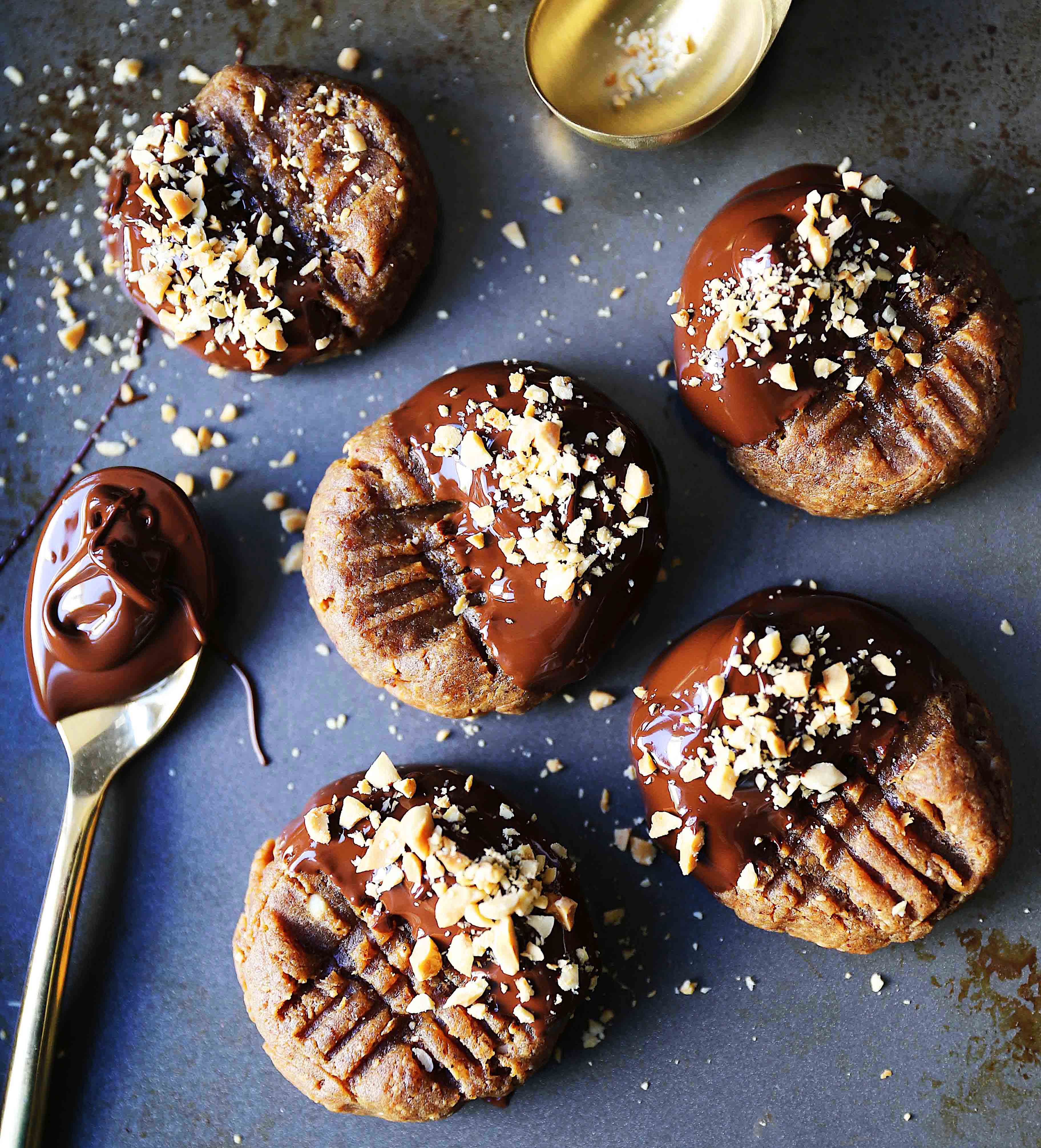 Flourless Chocolate Dipped Peanut Butter Cookies. Healthy peanut butter cookies dipped in dark chocolate. All-natural peanut butter cookies with only 5 ingredients! Flourless, butterless, peanut butter dark chocolate cookies. www.modernhoney.com #healthycookies #chocolatepeanutbutter #peanutbuttercookies #datecookies #peanutbutterdatecookies #chocolatepeanutbutter #cookierecipes