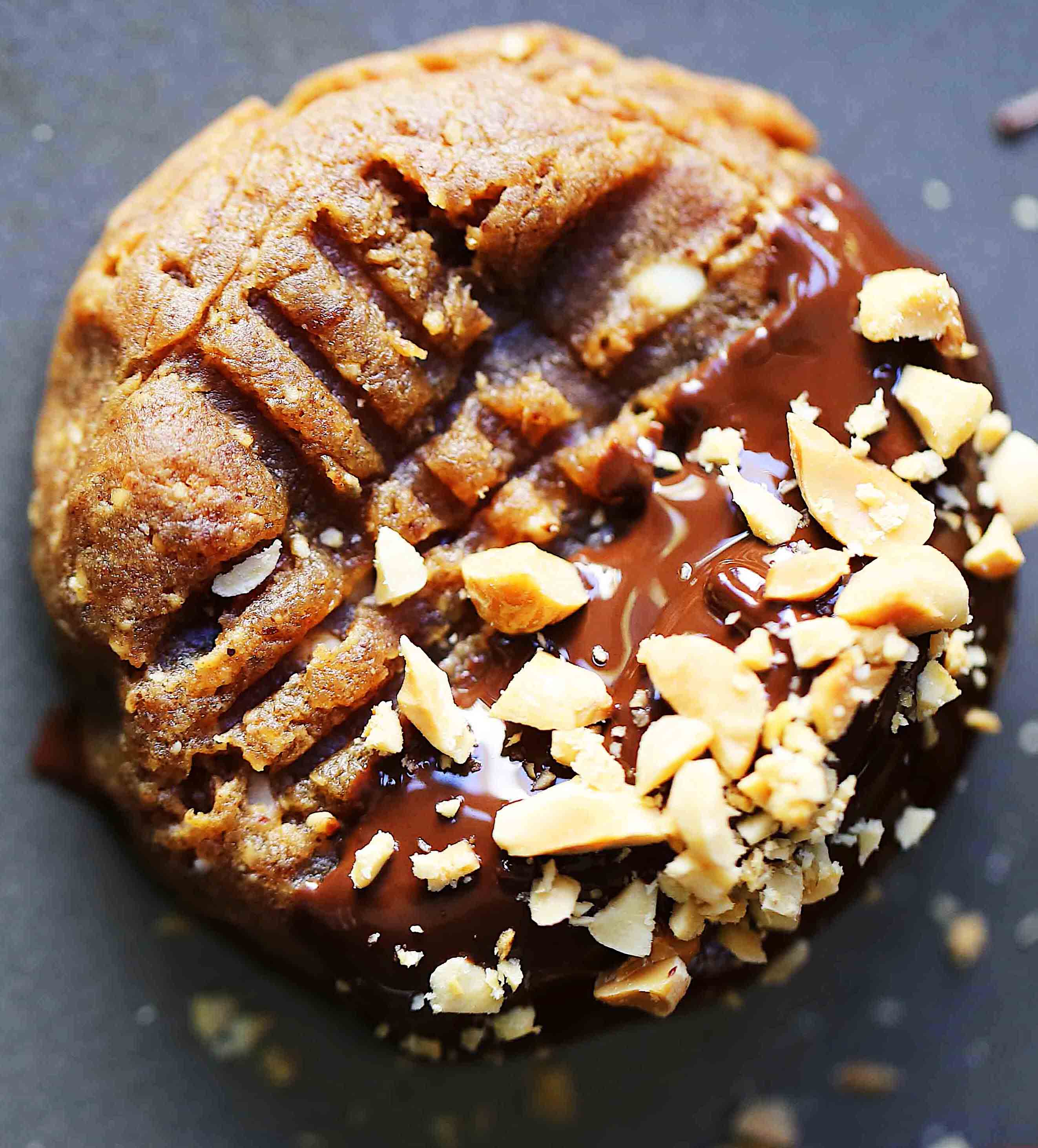 Flourless Chocolate Dipped Peanut Butter Cookies. Healthy peanut butter cookies dipped in dark chocolate. All-natural peanut butter cookies with only 5 ingredients! Flourless, butterless, peanut butter dark chocolate cookies. www.modernhoney.com #healthycookies #chocolatepeanutbutter #peanutbuttercookies #datecookies #peanutbutterdatecookies #chocolatepeanutbutter #cookierecipes