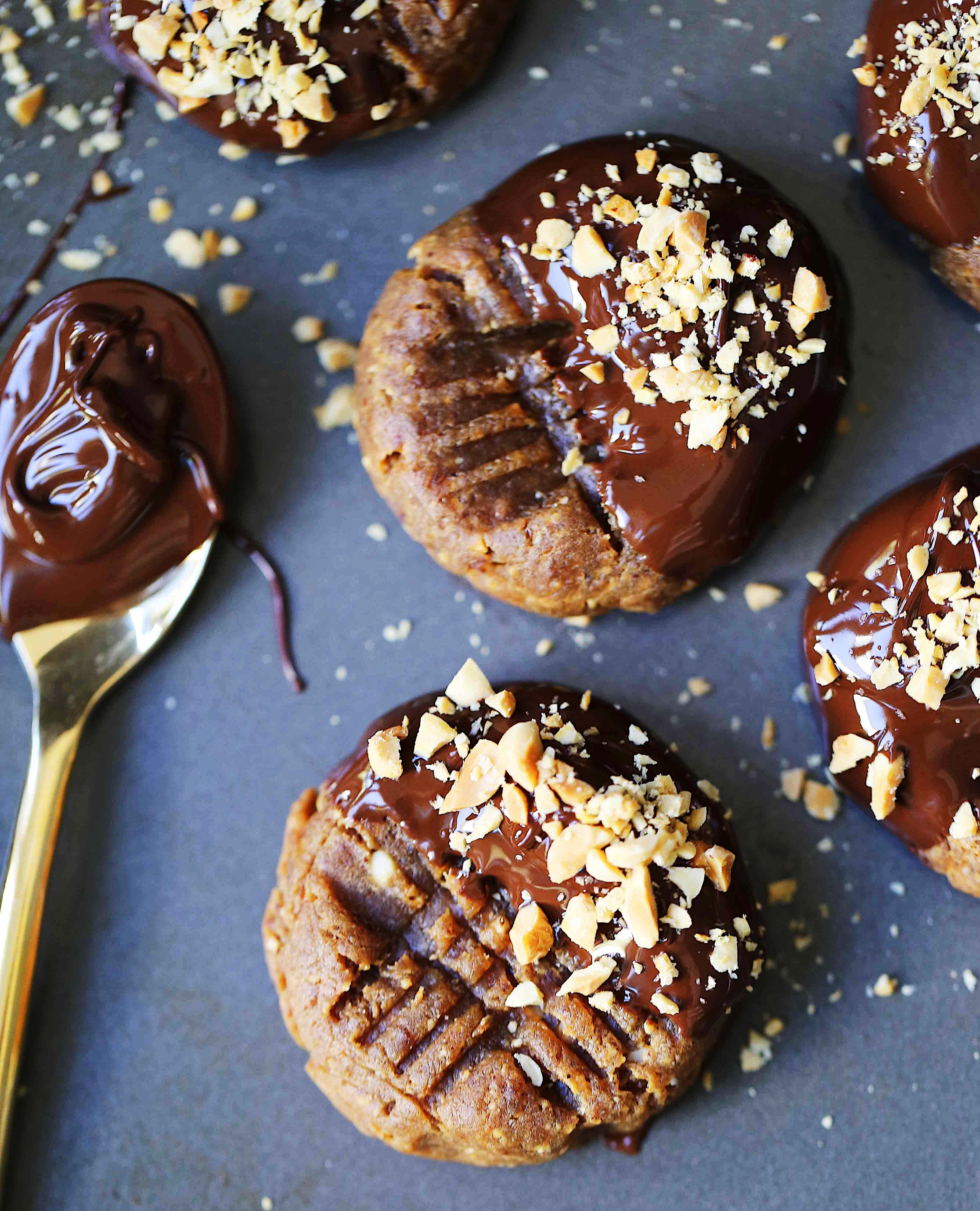 Flourless Chocolate Dipped Peanut Butter Cookies. Healthy peanut butter cookies dipped in dark chocolate. All-natural peanut butter cookies with only 5 ingredients! Flourless, butterless, peanut butter dark chocolate cookies. www.modernhoney.com #healthycookies #chocolatepeanutbutter #peanutbuttercookies #datecookies #peanutbutterdatecookies #chocolatepeanutbutter #cookierecipes