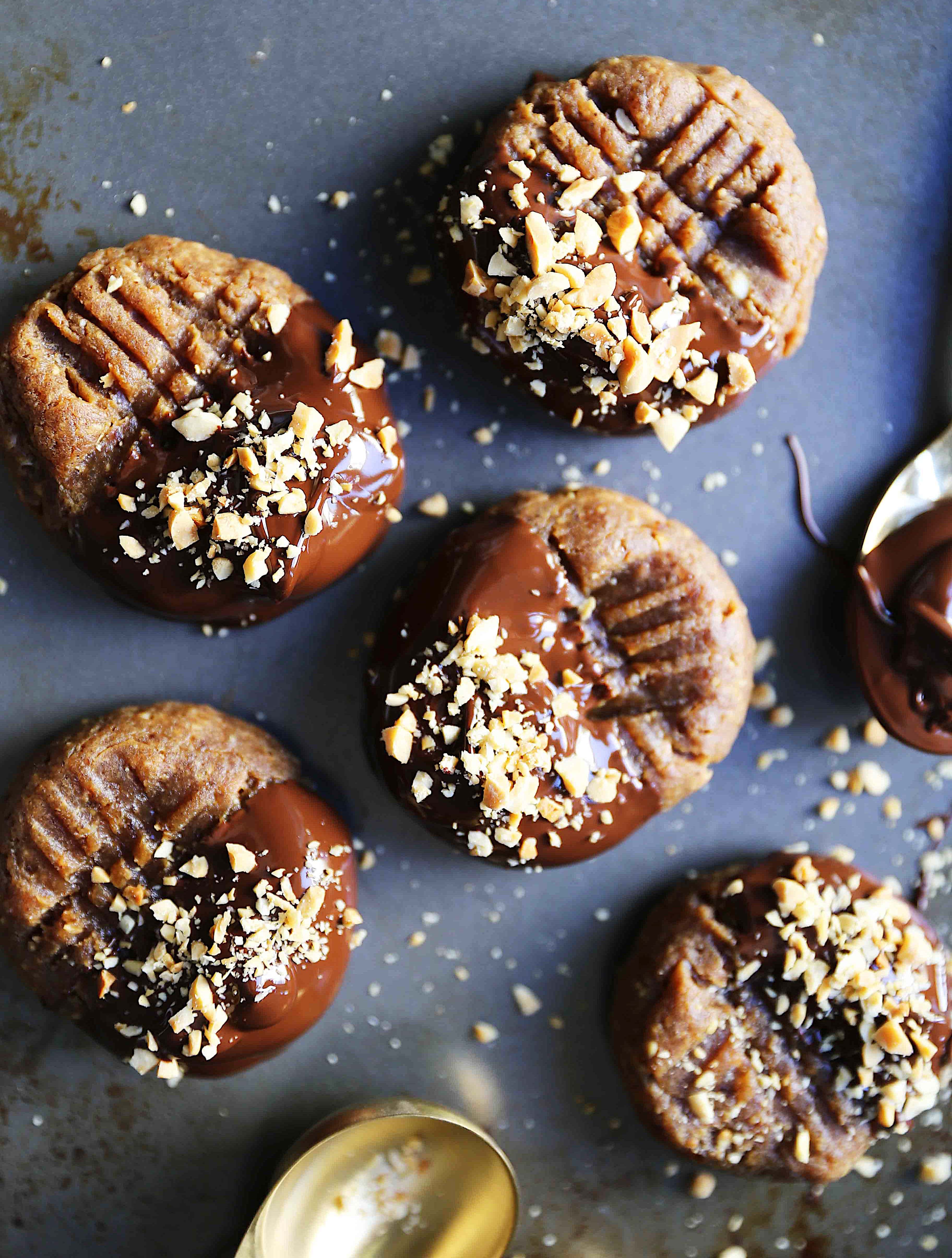 Flourless Chocolate Dipped Peanut Butter Cookies. Healthy peanut butter cookies dipped in dark chocolate. All-natural peanut butter cookies with only 5 ingredients! Flourless, butterless, peanut butter dark chocolate cookies. www.modernhoney.com #healthycookies #chocolatepeanutbutter #peanutbuttercookies #datecookies #peanutbutterdatecookies #chocolatepeanutbutter #cookierecipes