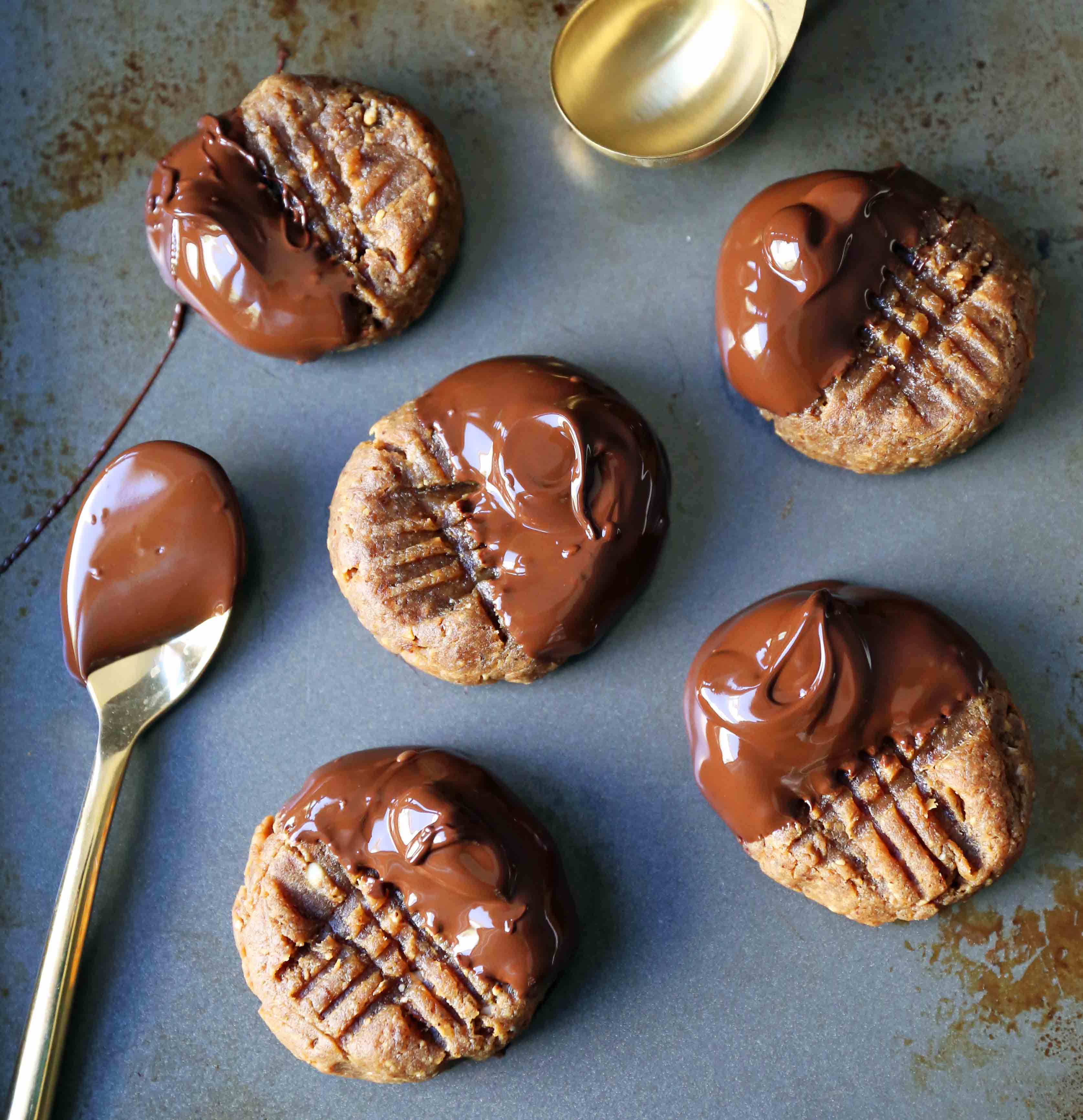 Flourless Chocolate Dipped Peanut Butter Cookies. Healthy peanut butter cookies dipped in dark chocolate. All-natural peanut butter cookies with only 5 ingredients! Flourless, butterless, peanut butter dark chocolate cookies. www.modernhoney.com #healthycookies #chocolatepeanutbutter #peanutbuttercookies #datecookies #peanutbutterdatecookies #chocolatepeanutbutter #cookierecipes