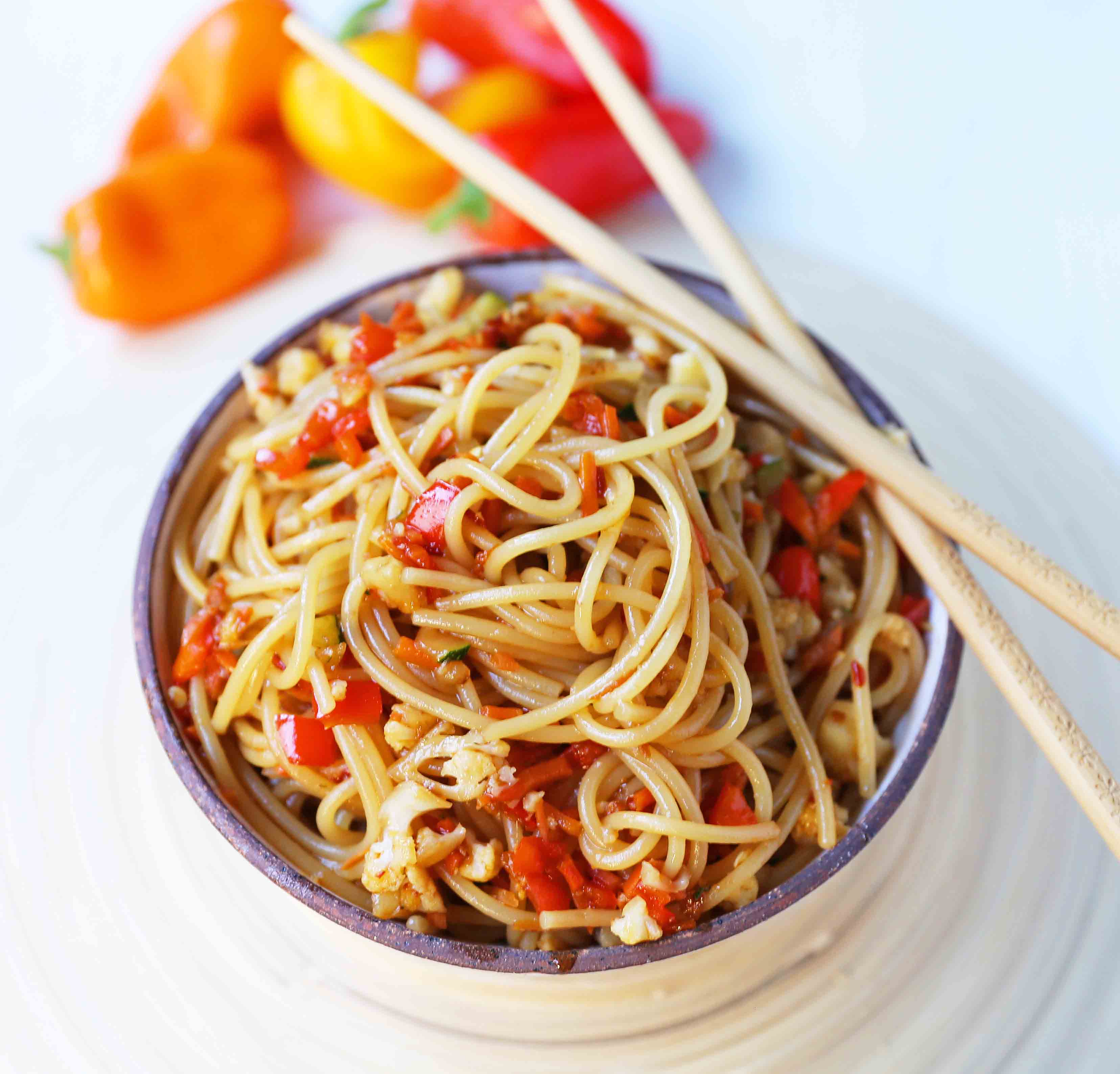 Asian Vegetable Stir-Fry Noodles. Healthy fresh vegetables in a homemade stir-fry sauce tossed with noodles. A quick and easy family dinner. 20-minute Asian Garlic Noodles Recipe. www.modernhoney.com #asiannoodles #garlicnoodles #stirfry #veggiestirfry #asianfood 