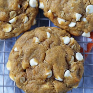 Pumpkin White Chocolate Chip Cookies Recipe. Soft and Chewy Pumpkin Oatmeal Cookies with White Chocolate Chips. The best chewy pumpkin cookies. www.modernhoney.com #pumpkincookies #pumpkinoatmealcookies #pumpkinwhitechocolatechipcookies #fallrecipes