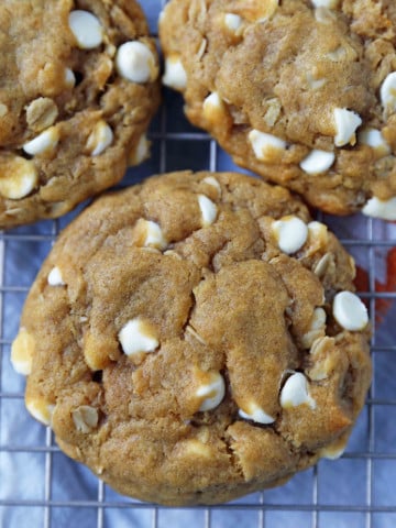 Pumpkin White Chocolate Chip Cookies Recipe. Soft and Chewy Pumpkin Oatmeal Cookies with White Chocolate Chips. The best chewy pumpkin cookies. www.modernhoney.com #pumpkincookies #pumpkinoatmealcookies #pumpkinwhitechocolatechipcookies #fallrecipes
