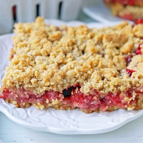 Strawberry Oat Crumble Bars Recipe. Homemade Strawberry Crumble Bars. The perfect Summer dessert bar using fresh strawberries. Strawberry Oatmeal Crumble Bars are made with a buttery oatmeal crust and a fresh strawberries and jam filling. www.modernhoney.com #strawberrybars @strawberryoatbars #strawberryoatmealbars #strawberryrecipes