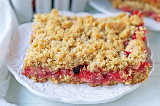 Strawberry Oat Crumble Bars Recipe. Homemade Strawberry Crumble Bars. The perfect Summer dessert bar using fresh strawberries. Strawberry Oatmeal Crumble Bars are made with a buttery oatmeal crust and a fresh strawberries and jam filling. www.modernhoney.com #strawberrybars @strawberryoatbars #strawberryoatmealbars #strawberryrecipes