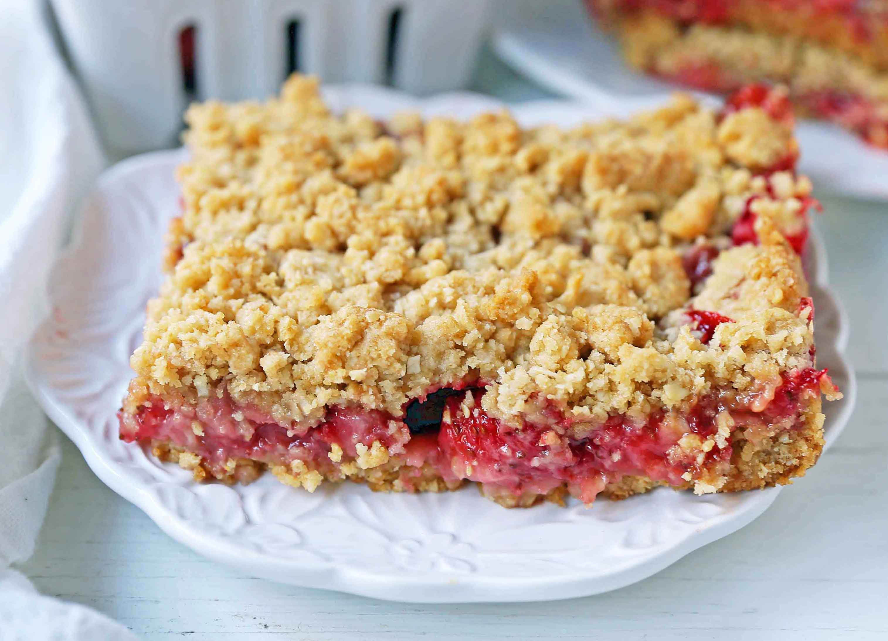 Strawberry Oat Crumble Bars Recipe. Homemade Strawberry Crumble Bars. The perfect Summer dessert bar using fresh strawberries. Strawberry Oatmeal Crumble Bars are made with a buttery oatmeal crust and a fresh strawberries and jam filling. www.modernhoney.com #strawberrybars @strawberryoatbars #strawberryoatmealbars #strawberryrecipes