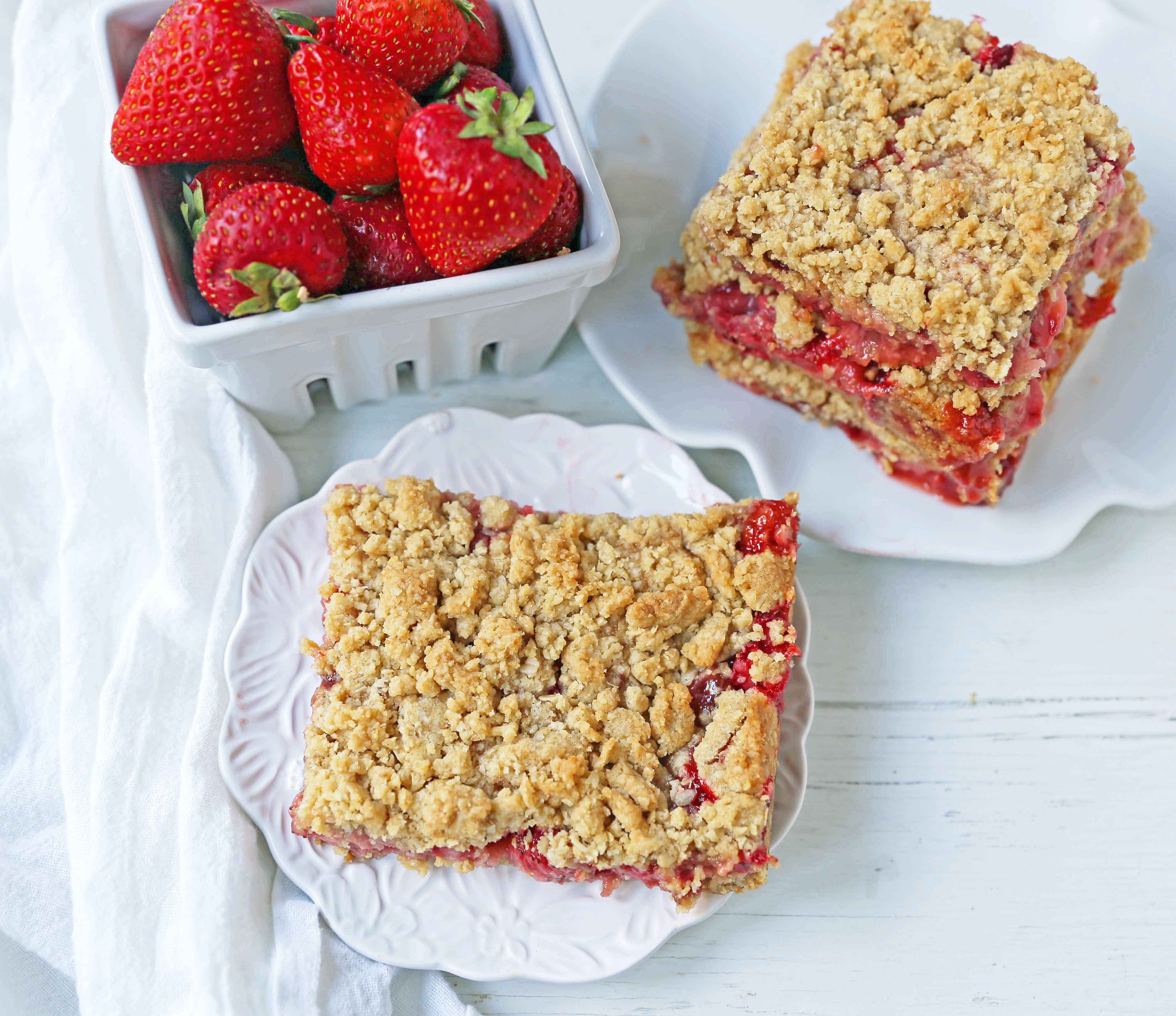 Strawberry Oat Crumble Bars Recipe. Homemade Strawberry Crumble Bars. The perfect Summer dessert bar using fresh strawberries. Strawberry Oatmeal Crumble Bars are made with a buttery oatmeal crust and a fresh strawberries and jam filling. www.modernhoney.com #strawberrybars @strawberryoatbars #strawberryoatmealbars #strawberryrecipes