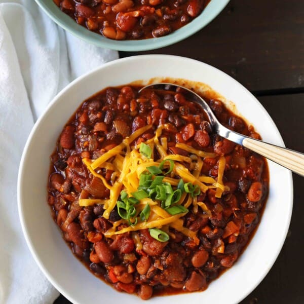 Veggie Chili Recipe. A healthy vegetable and bean filled chili in a spicy tomato sauce. The perfect Veggie Chili recipe and you won't even miss the meat! www.modernhoney.com #veggiechili #veggiechilirecipe #vegetarian #chili