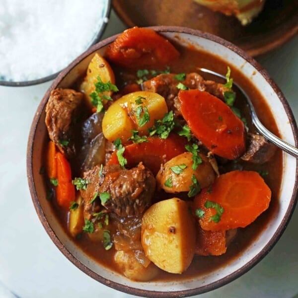 Hearty Beef Stew Recipe is the ultimate comfort food. A healthy beef stew recipe using lean beef, yukon gold potatoes, carrots, onions, in a rich broth. The perfect beef stew recipe! www.modernhoney.com #beefstew #beefstewrecipe #beefsoup #homemadebeefstew #comfortfood #Kroger