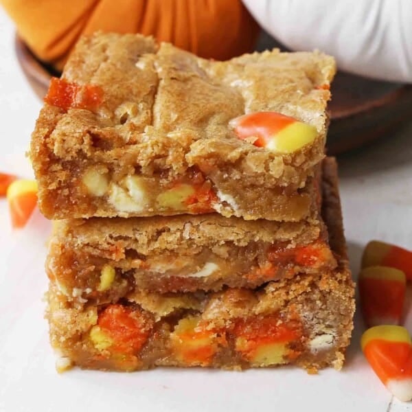 Candy Corn Blondies. Halloween Browned Butter Blondies with Candy Corn. A festive Halloween dessert bar. www.modernhoney.com #candycorns #candycorn #candycorndessert #candycornblondies #halloweenblondies #halloweendessert #halloweendesserts