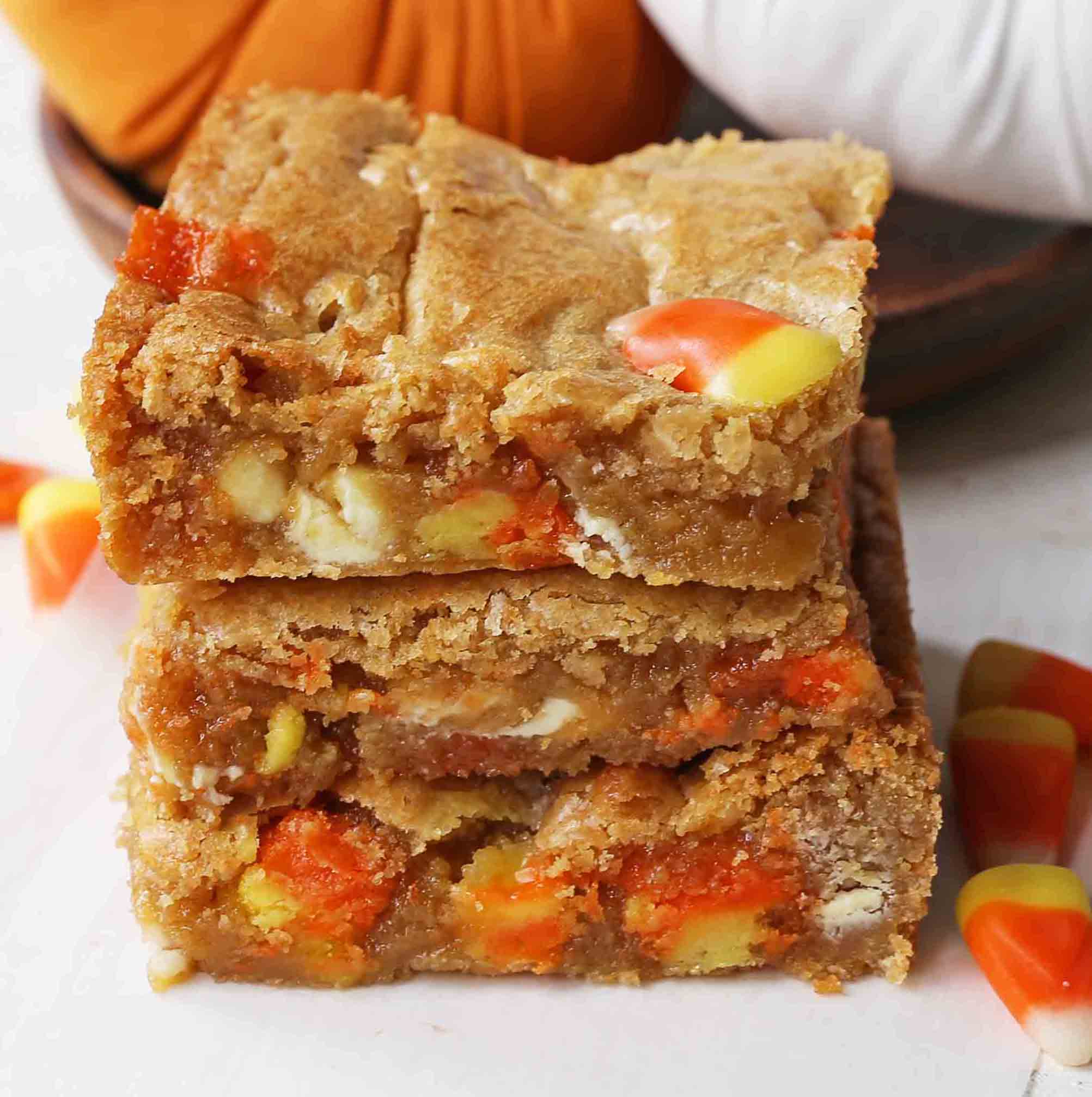 Candy Corn Blondies. Halloween Browned Butter Blondies with Candy Corn. A festive Halloween dessert bar. www.modernhoney.com #candycorns #candycorn #candycorndessert #candycornblondies #halloweenblondies #halloweendessert #halloweendesserts