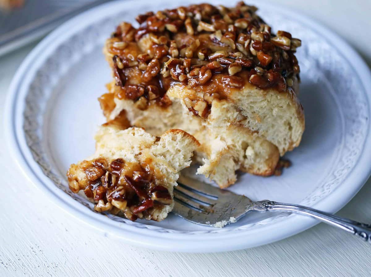 Caramel Pecan Rolls Homemade sweet rolls with rich caramel sauce and pecans. The perfect pecan sticky buns recipe! How to make homemade sticky buns from scratch. www.modernhoney.com #stickybuns #pecanrolls #caramelpecanrolls #caramelrolls #caramelstickybuns #pecanbuns