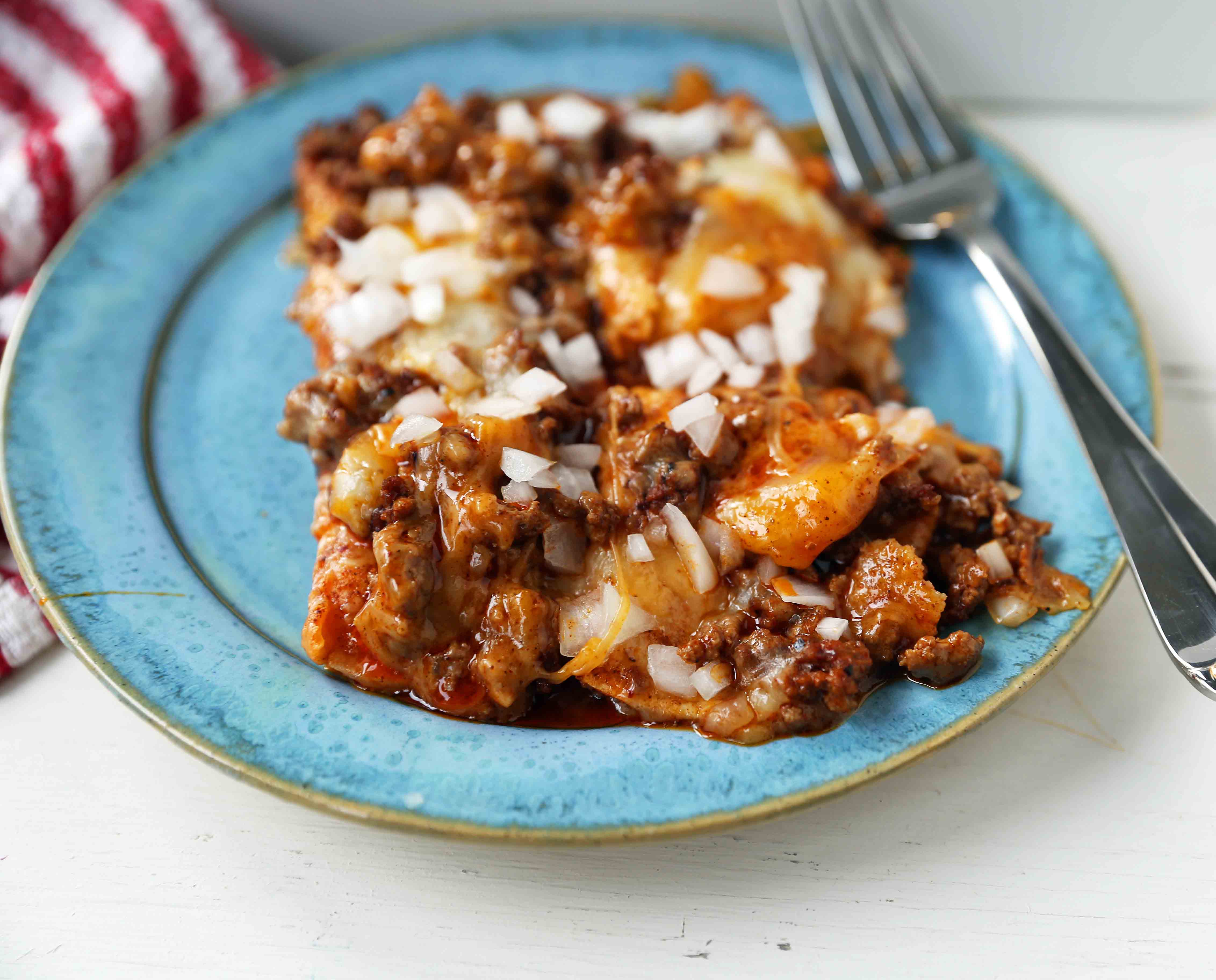 Chile con Carne Enchiladas. Authenic Tex-Mex Beef Enchiladas Recipe. Cheese Enchiladas topped with homemade chile con carne. The best chile con carne enchiladas recipe! #chiliconcarne #texmex #texmexenchiladas #enchiladas #mexicanfood