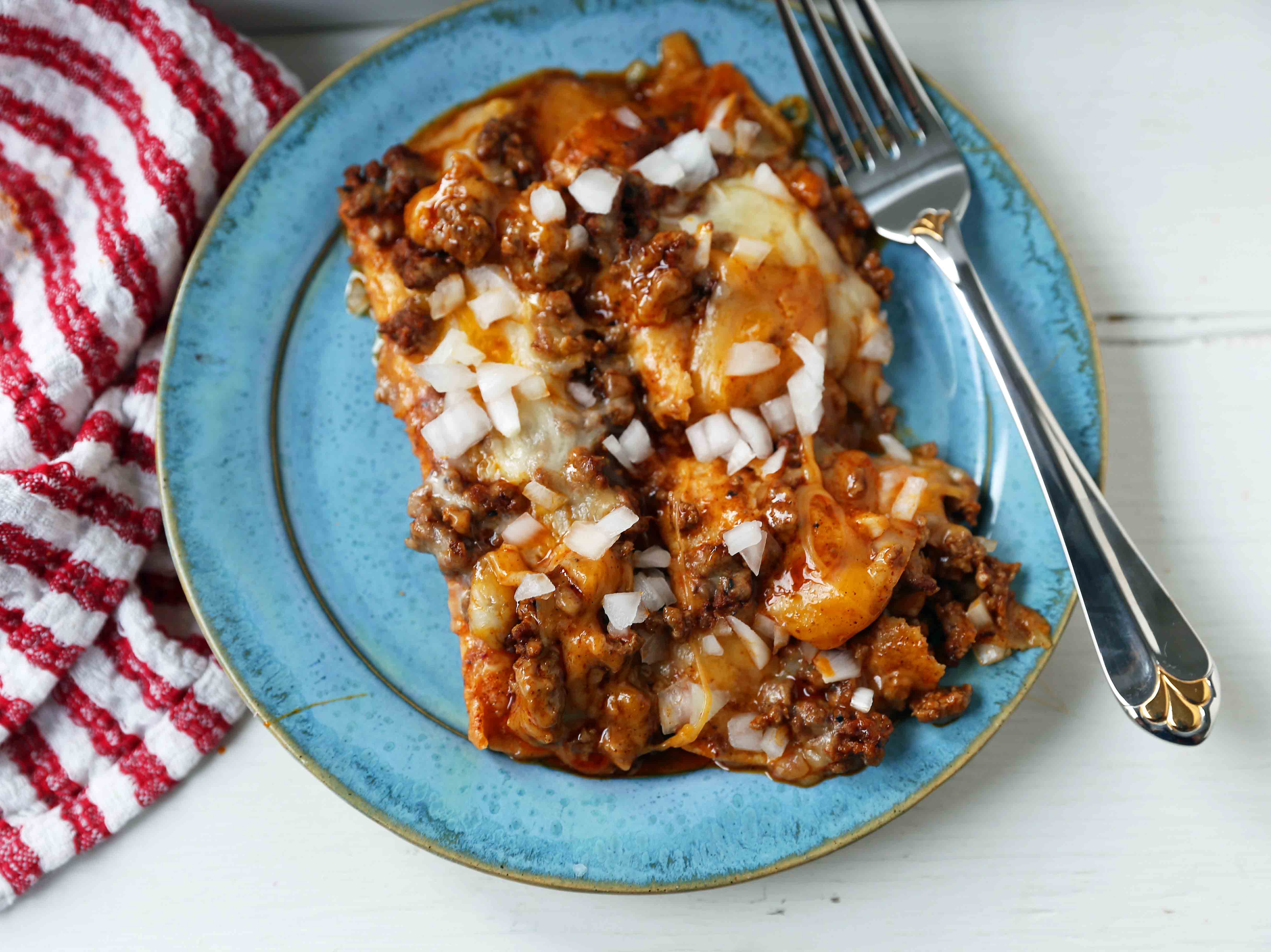 Chile con Carne Enchiladas. Authenic Tex-Mex Beef Enchiladas Recipe. Cheese Enchiladas topped with homemade chile con carne. The best chile con carne enchiladas recipe! #chiliconcarne #texmex #texmexenchiladas #enchiladas #mexicanfood