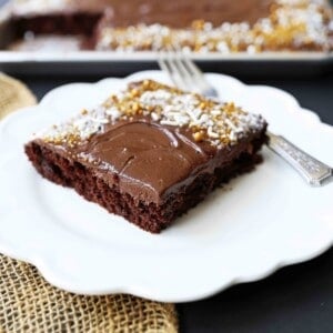 The Best Chocolate SHEET Cake with Milk Chocolate Frosting. Quick and easy homemade chocolate sheet cake recipe. www.modernhoney.com #chocolatesheetcake #sheetcake #chocolatesheetcakerecipe