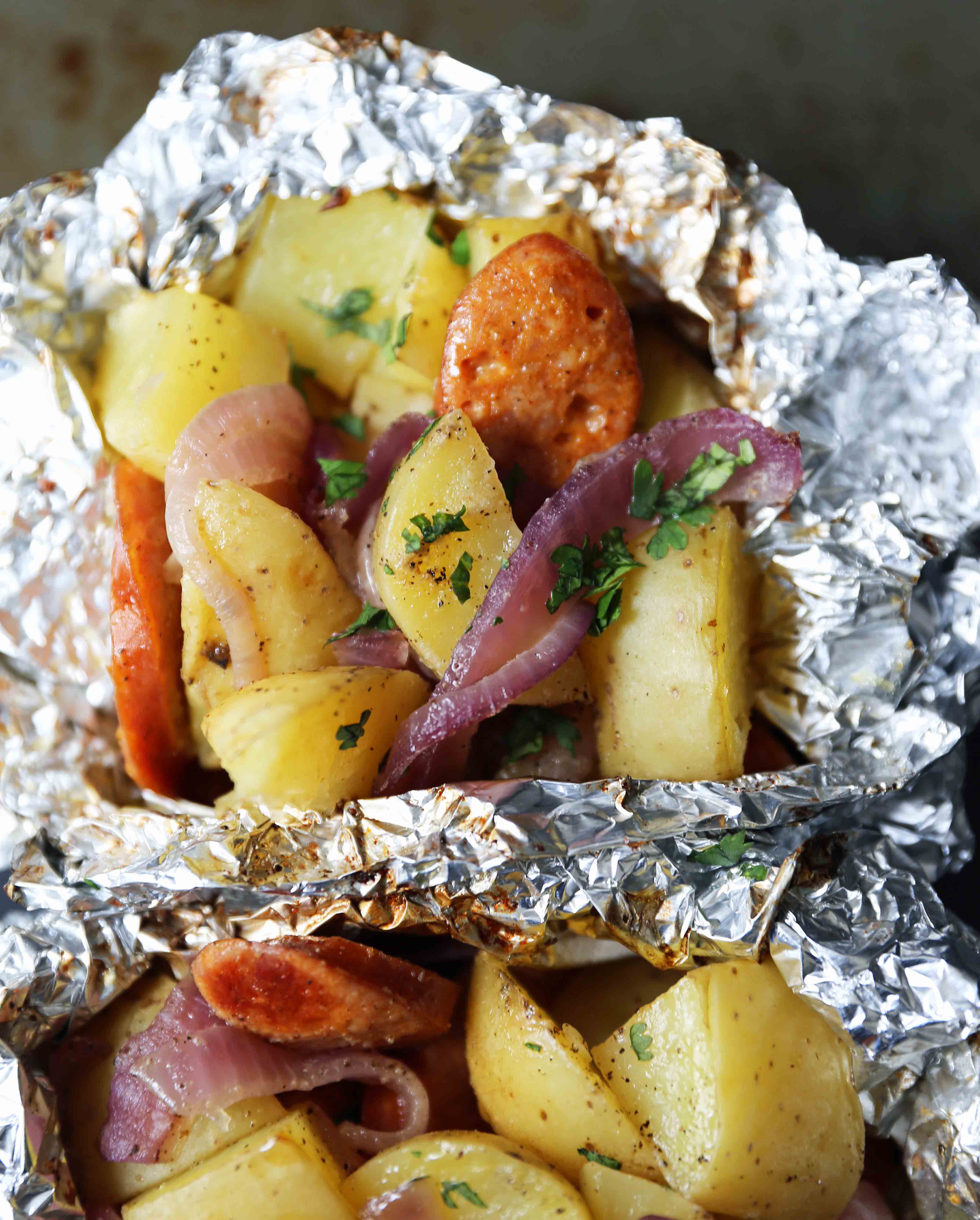 Sausage Potato Foil Packets The modern tin-foil dinner with hardwood smoked sausage and creamy gold potatoes. An easy and flavor-packed dinner. Foil packets cooked in the oven. #tinfoildinners #foilpackets #sausagepotatoes #sausagepotatofoilpackets #ovenfoilpackets