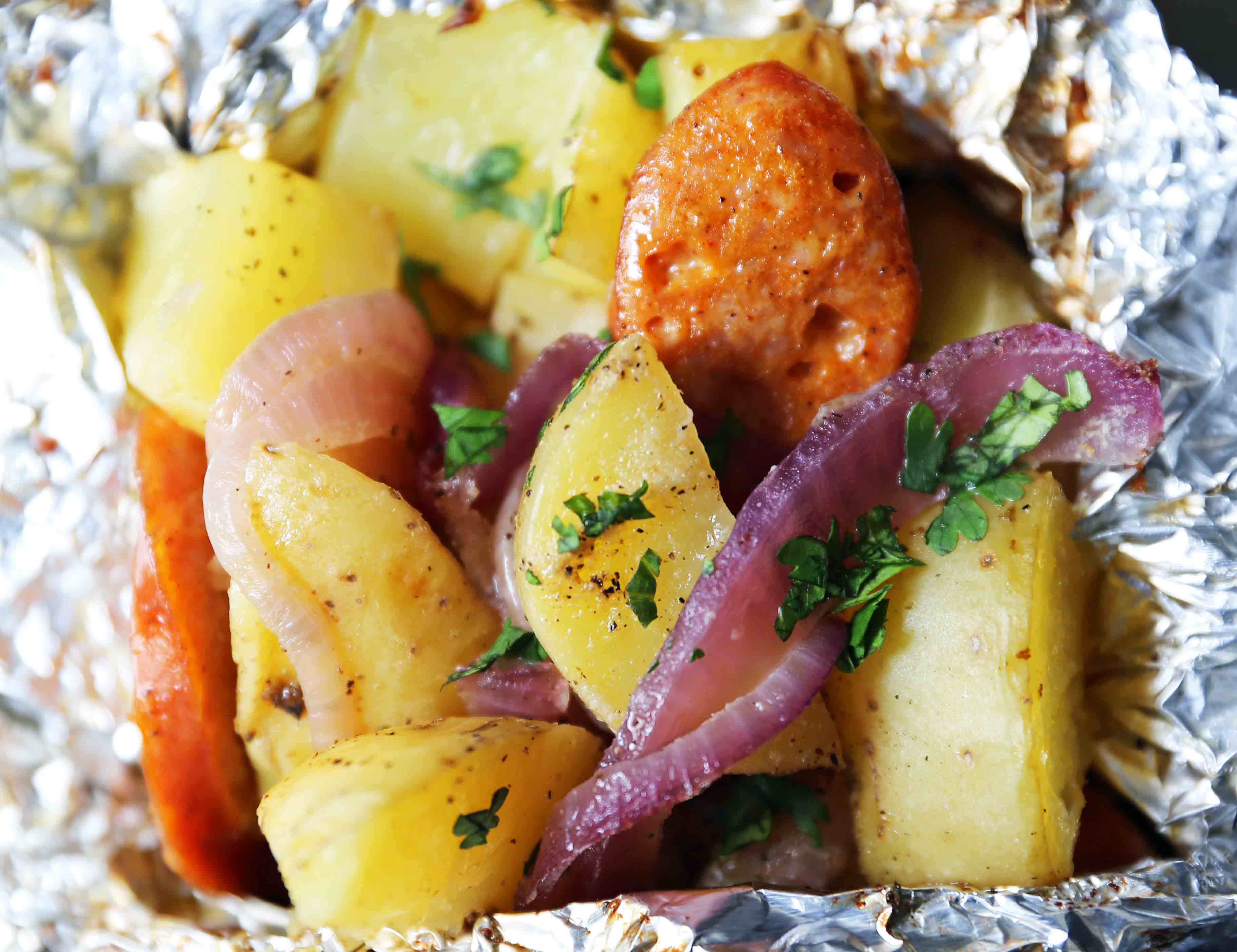 Sausage Potato Foil Packets The modern tin-foil dinner with hardwood smoked sausage and creamy gold potatoes. An easy and flavor-packed dinner. Foil packets cooked in the oven. #tinfoildinners #foilpackets #sausagepotatoes #sausagepotatofoilpackets #ovenfoilpackets