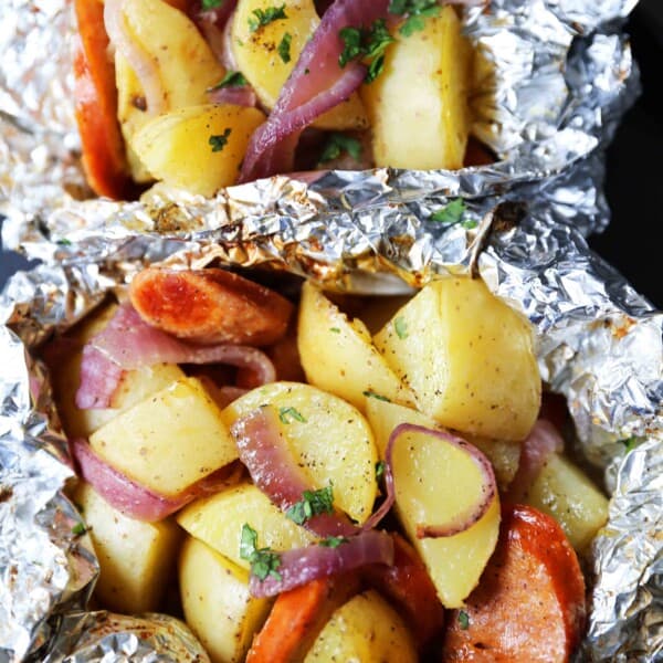 Sausage Potato Foil Packets The modern tin-foil dinner with hardwood smoked sausage and creamy gold potatoes. An easy and flavor-packed dinner. Foil packets cooked in the oven. #tinfoildinners #foilpackets #sausagepotatoes #sausagepotatofoilpackets #ovenfoilpackets