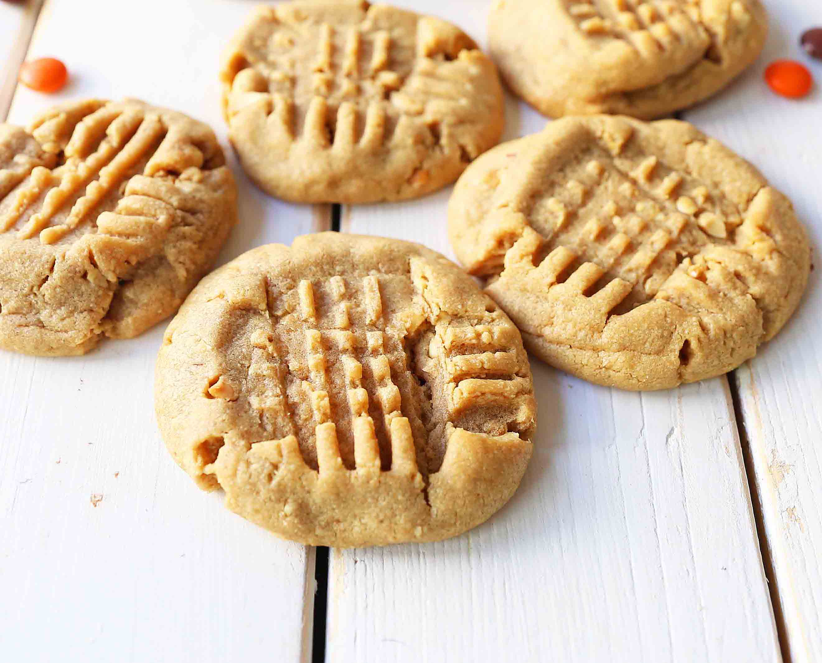 Soft Chewy Peanut Butter Cookies. How to make the perfect peanut butter cookie. www.modernhoney.com #peanutbutter #peanutbuttercookies #softpeanutbuttercookies #chewypeanutbuttercookies 