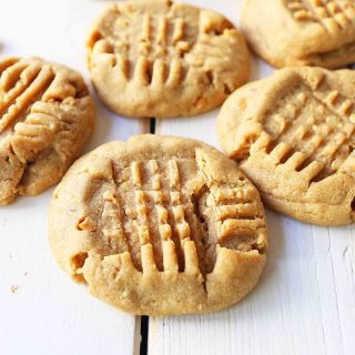 Soft Chewy Peanut Butter Cookies. How to make the perfect peanut butter cookie. www.modernhoney.com #peanutbutter #peanutbuttercookies #softpeanutbuttercookies #chewypeanutbuttercookies