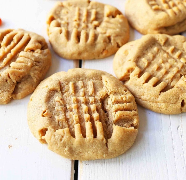 Soft Chewy Peanut Butter Cookies. How to make the perfect peanut butter cookie. www.modernhoney.com #peanutbutter #peanutbuttercookies #softpeanutbuttercookies #chewypeanutbuttercookies