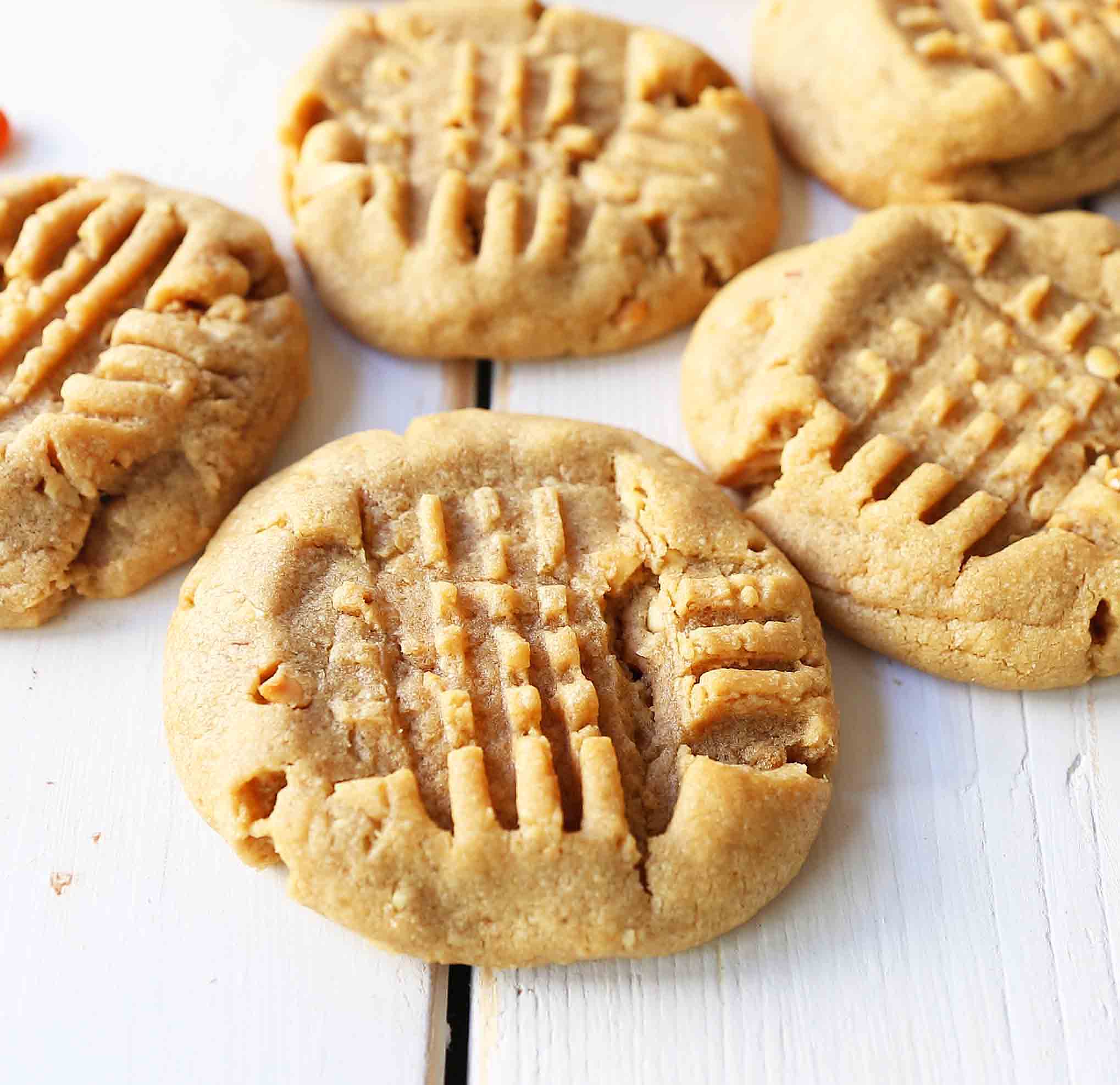 Soft Chewy Peanut Butter Cookies. How to make the perfect peanut butter cookie. www.modernhoney.com #peanutbutter #peanutbuttercookies #softpeanutbuttercookies #chewypeanutbuttercookies 