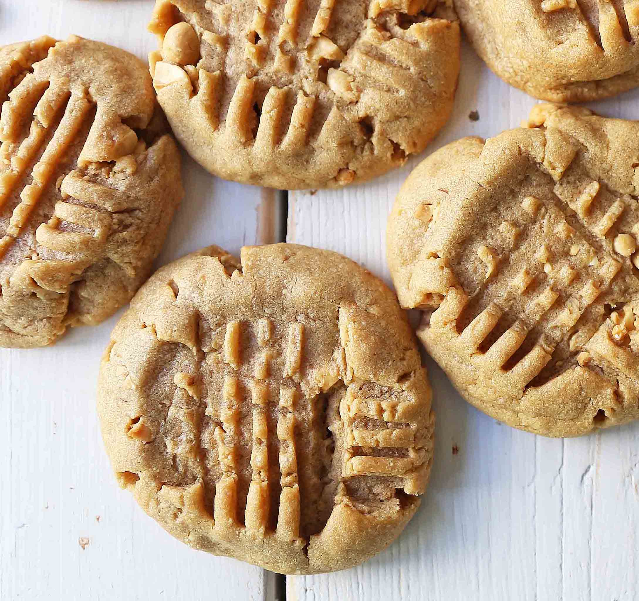 Soft Chewy Peanut Butter Cookies. How to make the perfect peanut butter cookie. www.modernhoney.com #peanutbutter #peanutbuttercookies #softpeanutbuttercookies #chewypeanutbuttercookies 