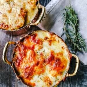 Cheesy Potatoes Au Gratin Homemade cheesy scalloped potatoes with a rich cream sauce and melted cheddar cheese. The perfect potato side dish recipe! www.modernhoney.com #scallopedpotatoes #augratinpotatoes #cheesypotatoes #potatoesaugratin