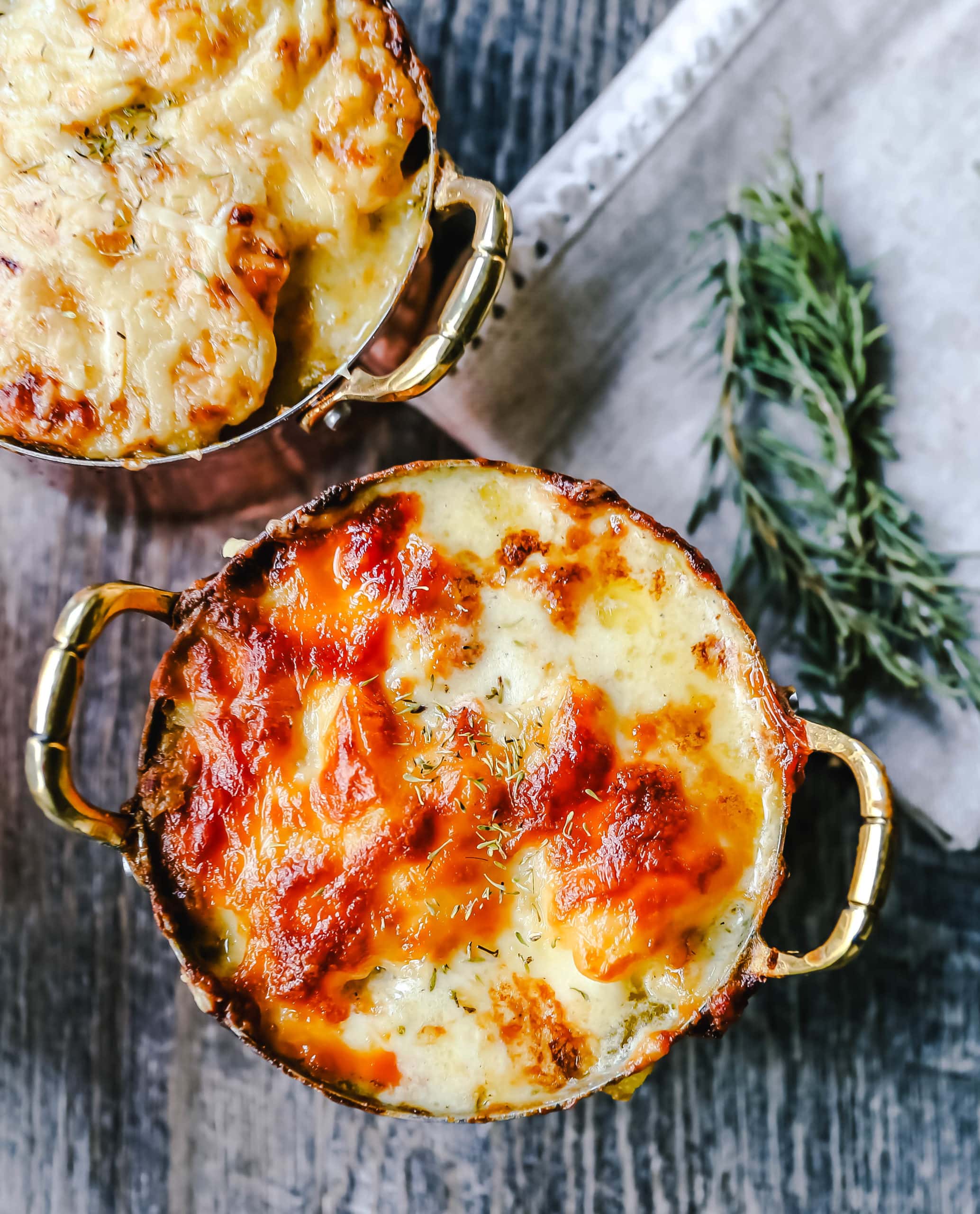 Cheesy Potatoes Au Gratin Homemade cheesy scalloped potatoes with a rich cream sauce and melted cheddar cheese. The perfect potato side dish recipe! www.modernhoney.com #scallopedpotatoes #augratinpotatoes #cheesypotatoes #potatoesaugratin